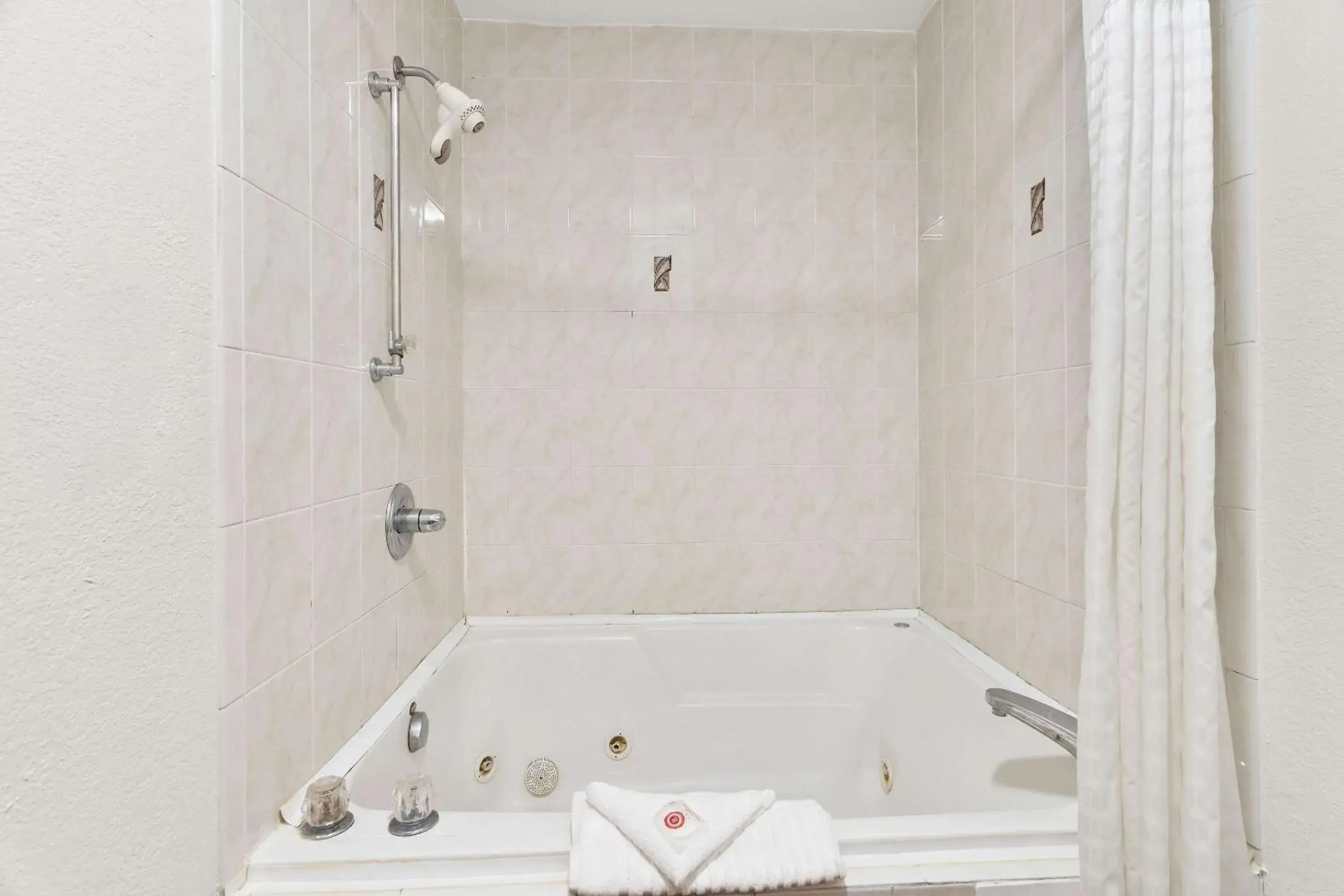 Bedroom in Comfort Inn Joliet West I-80 Bedroom in Comfort Inn Joliet West I-80