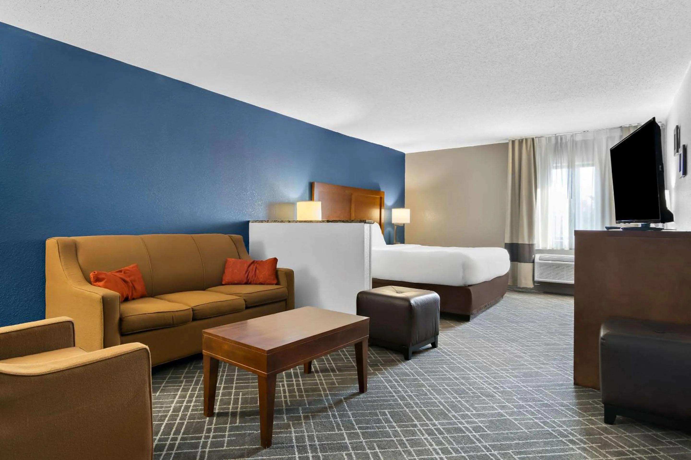 Bedroom, Bed in Comfort Inn Joliet West I-80