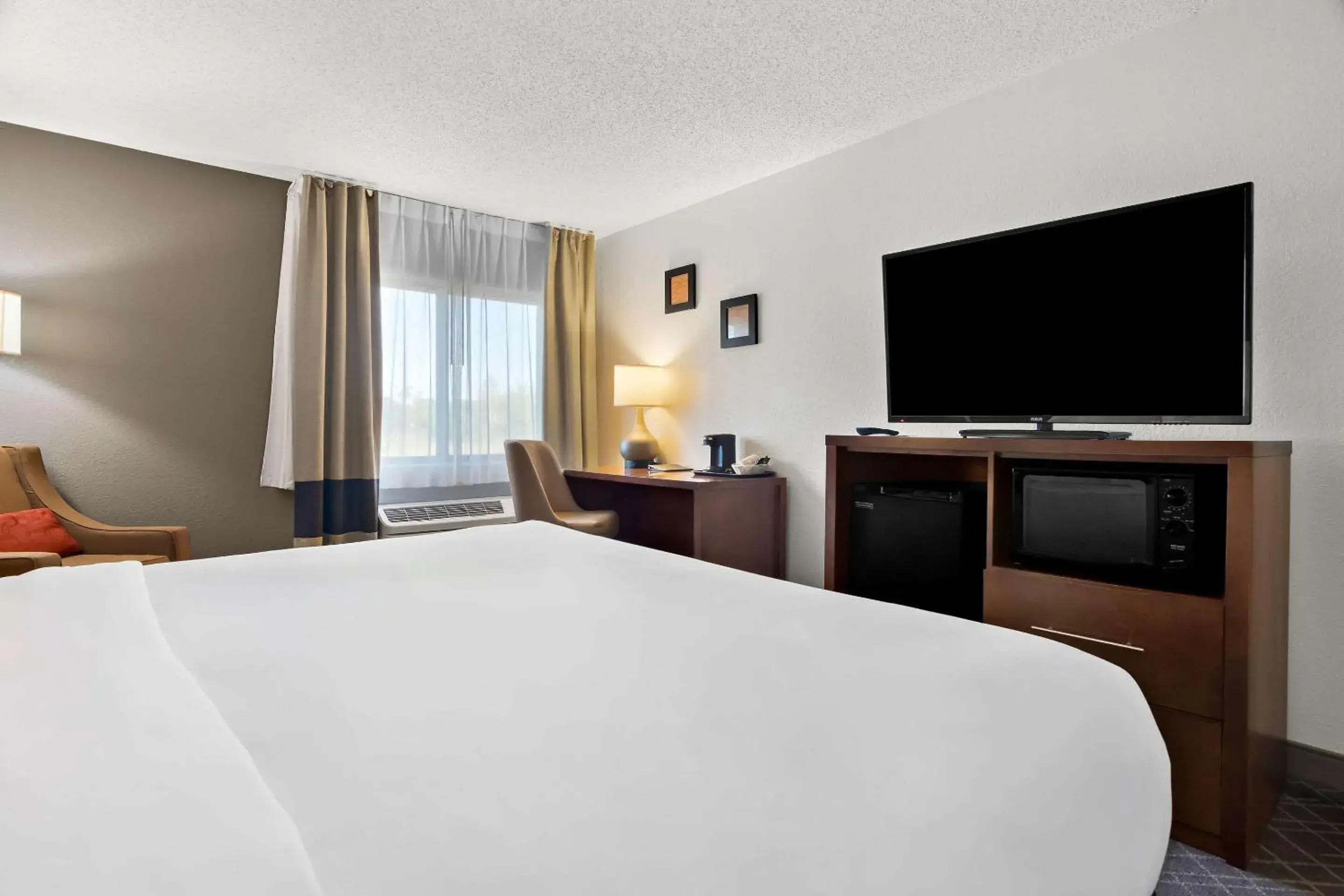 Bedroom, Bed in Comfort Inn Joliet West I-80 Bedroom, Bed in Comfort Inn Joliet West I-80