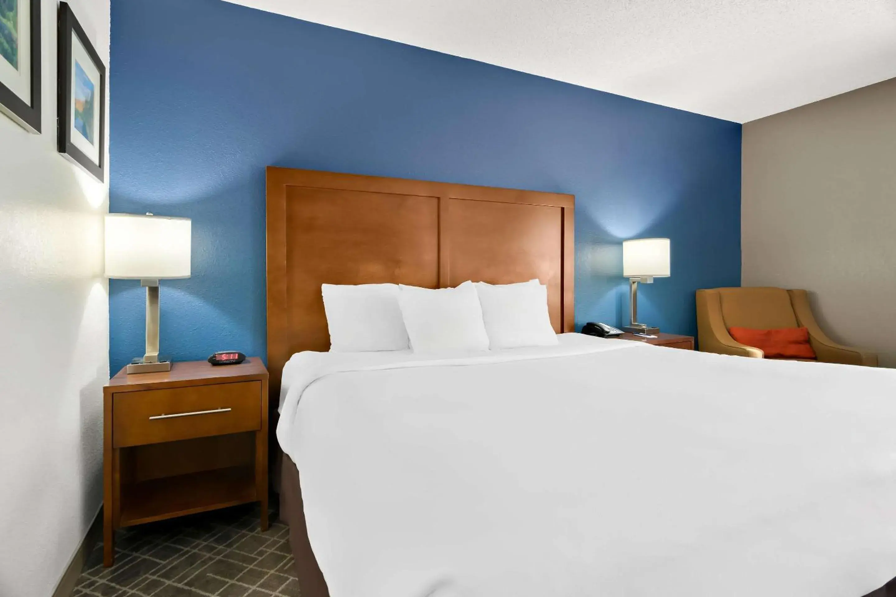 Bedroom, Bed in Comfort Inn Joliet West I-80 Bedroom, Bed in Comfort Inn Joliet West I-80