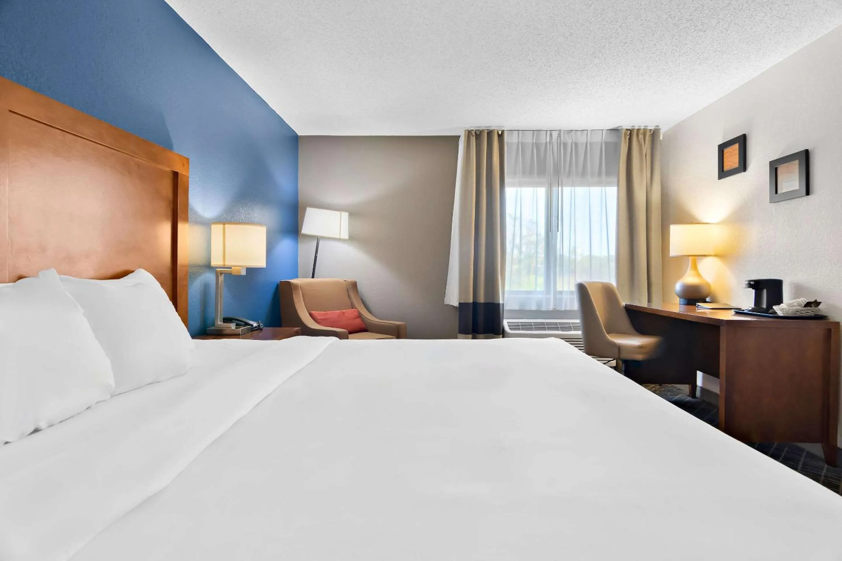 Bedroom, Bed in Comfort Inn Joliet West I-80