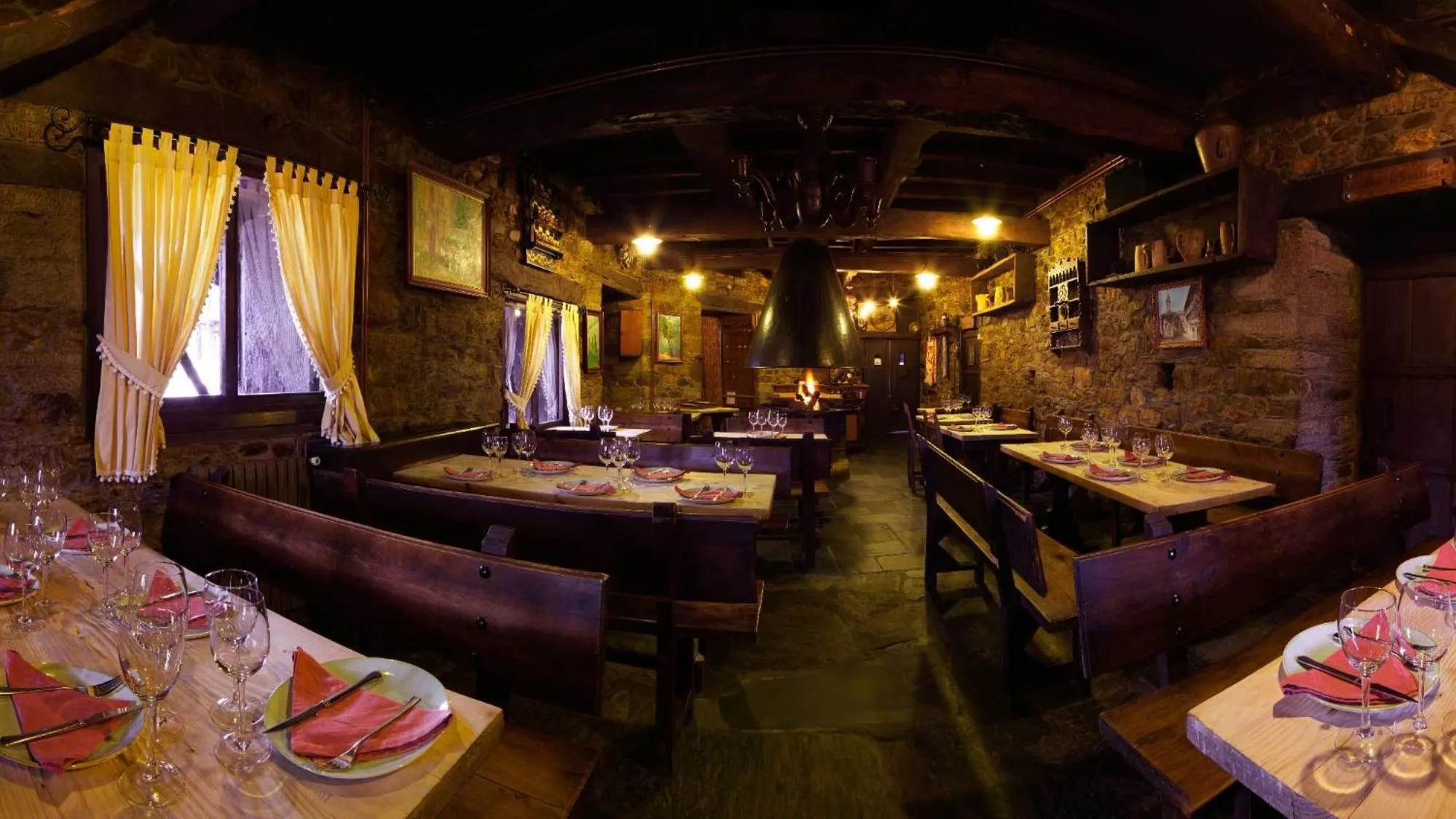Dining area in La Moncloa de San Lazaro