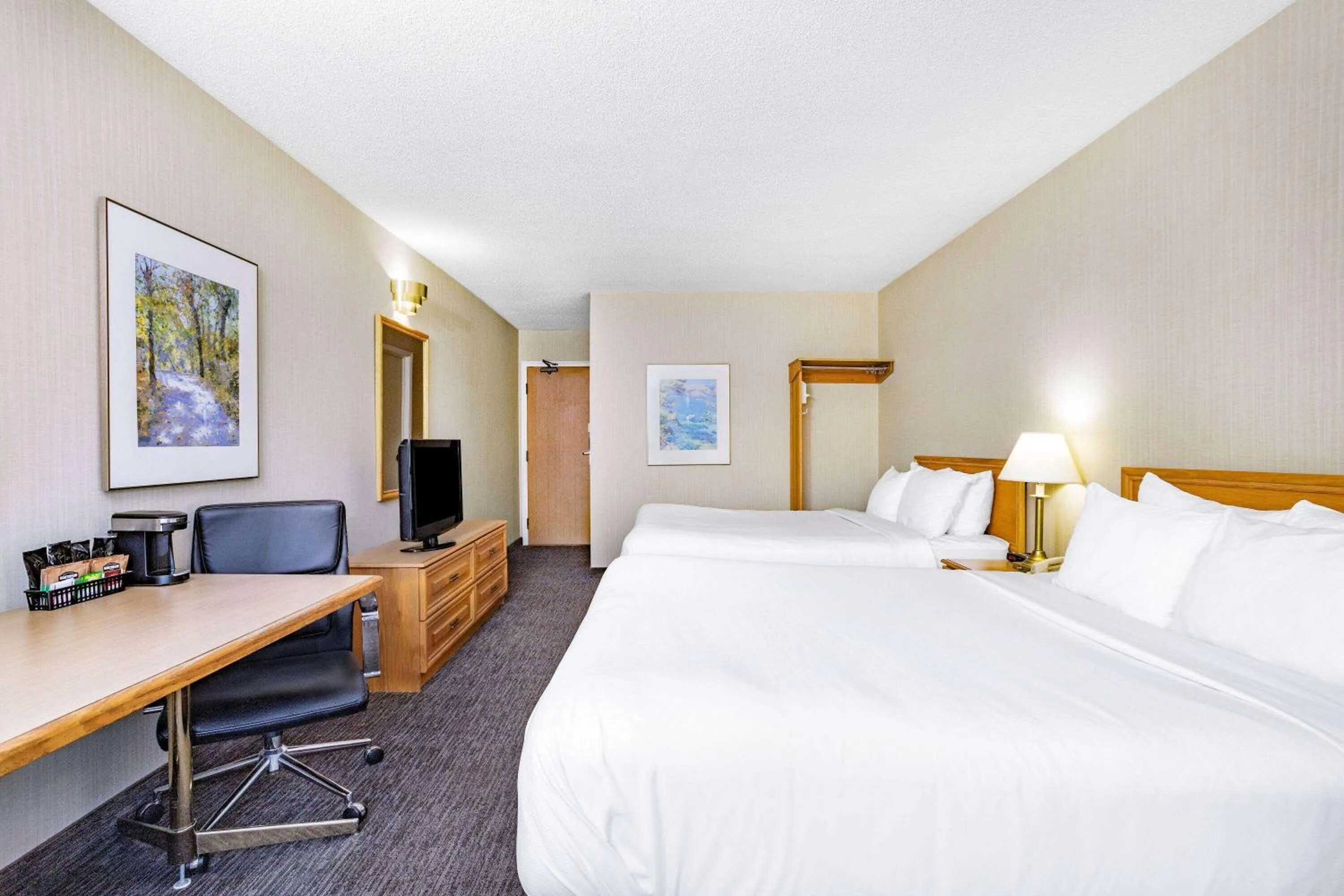 Photo of the whole room, Bed in Travelodge by Wyndham Bridgewater