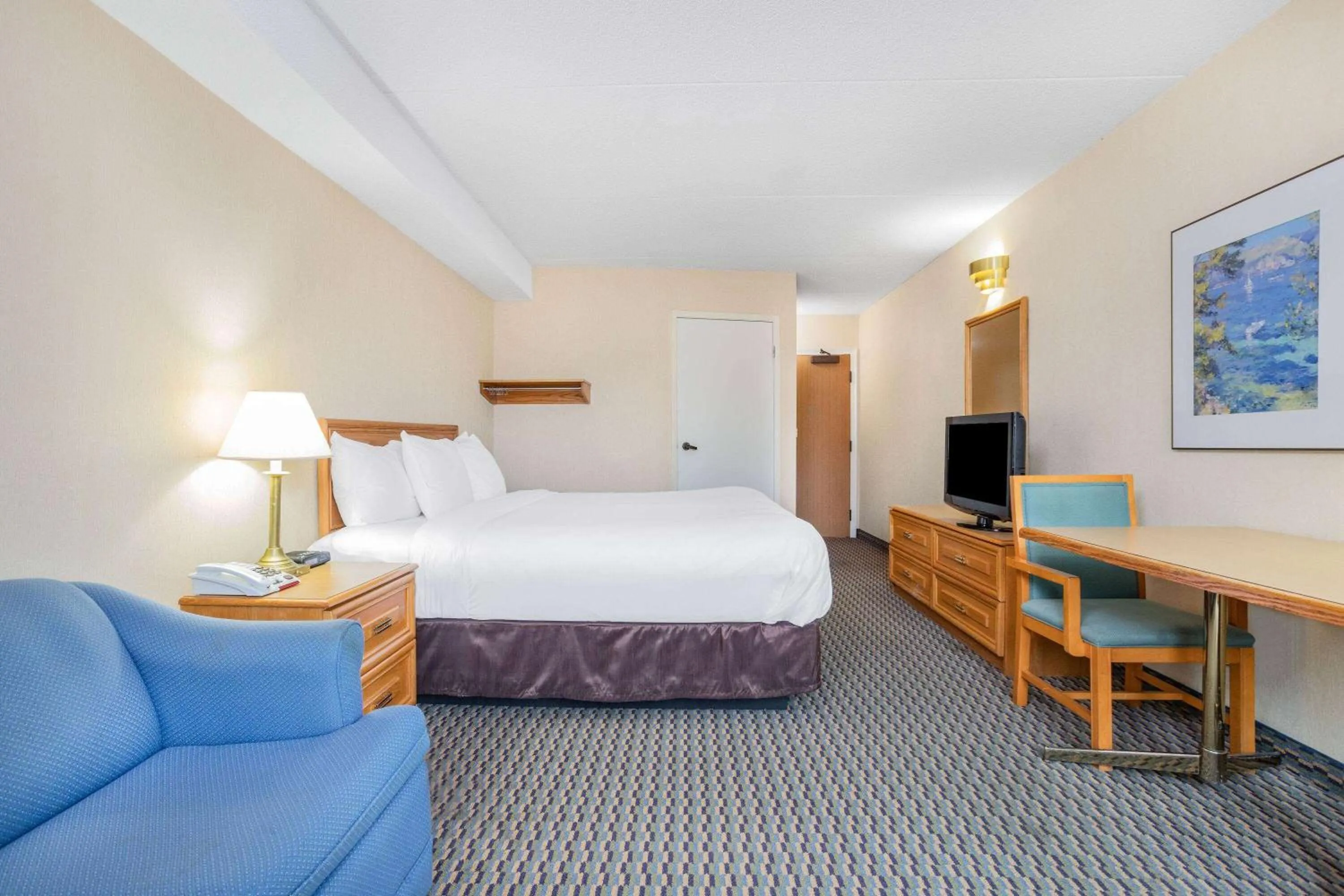Photo of the whole room, Bed in Travelodge by Wyndham Bridgewater