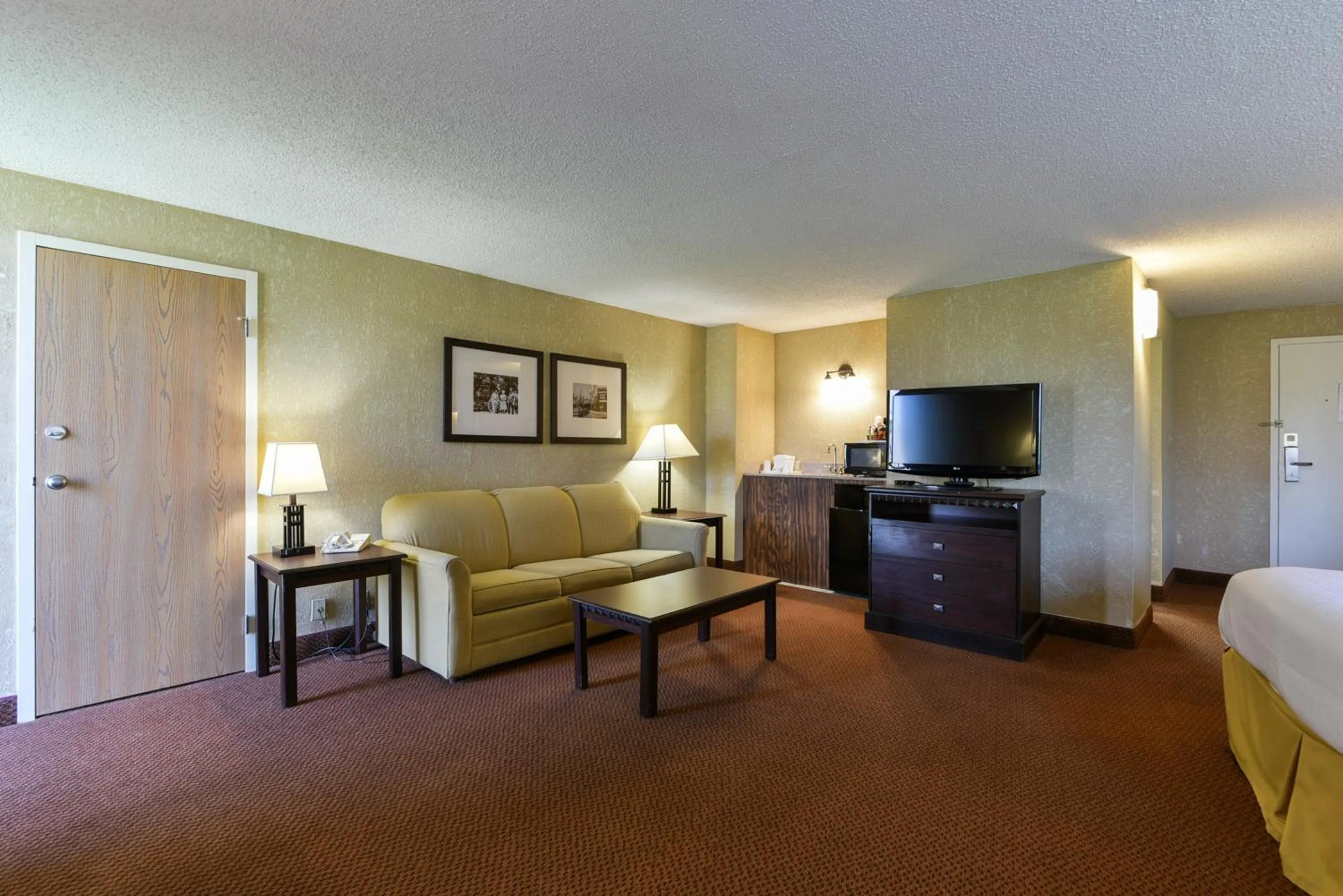 Seating area, Bed in Best Western Branson Inn and Conference Center