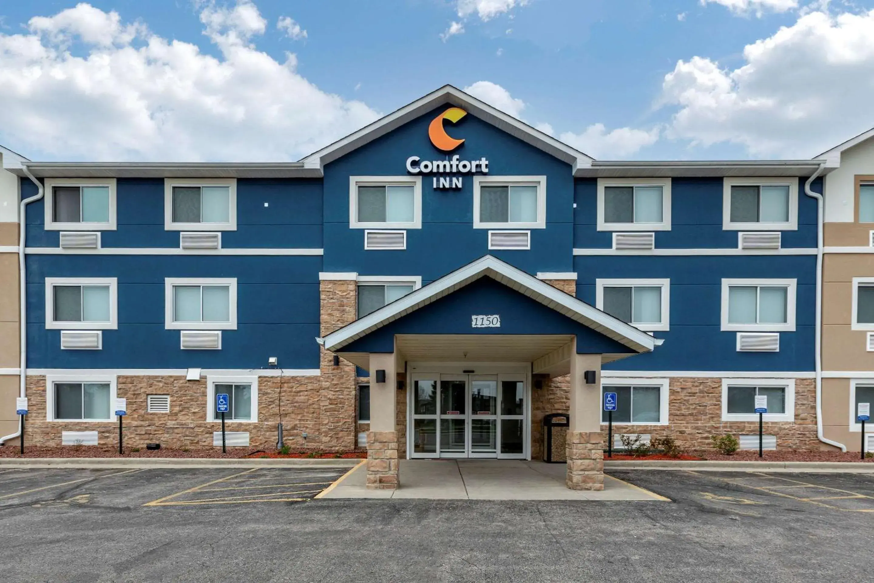 Property building in Comfort Inn Mount Pleasant - Racine Property building in Comfort Inn Mount Pleasant - Racine