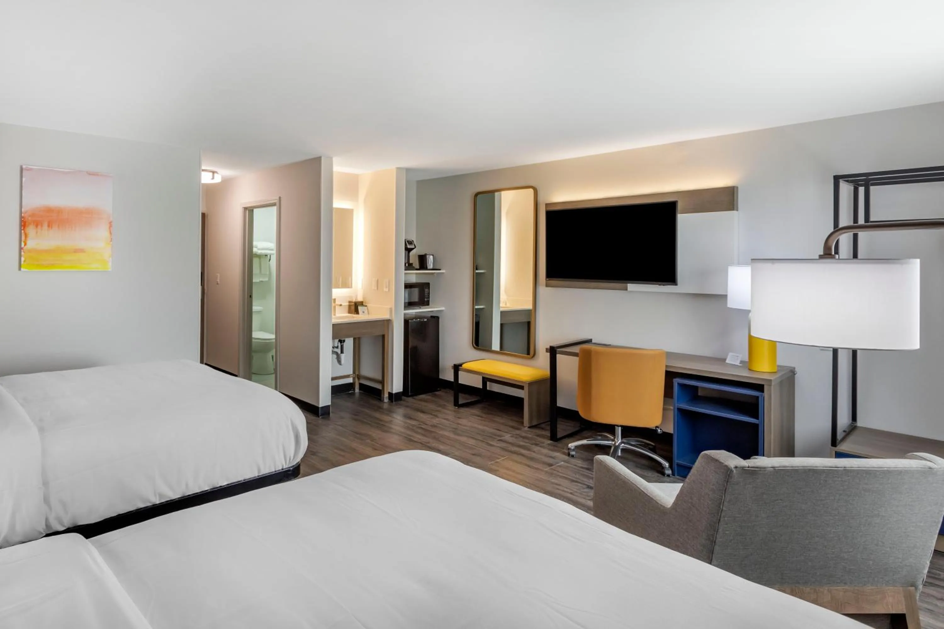 Bathroom, Bed in Comfort Inn Mount Pleasant - Racine