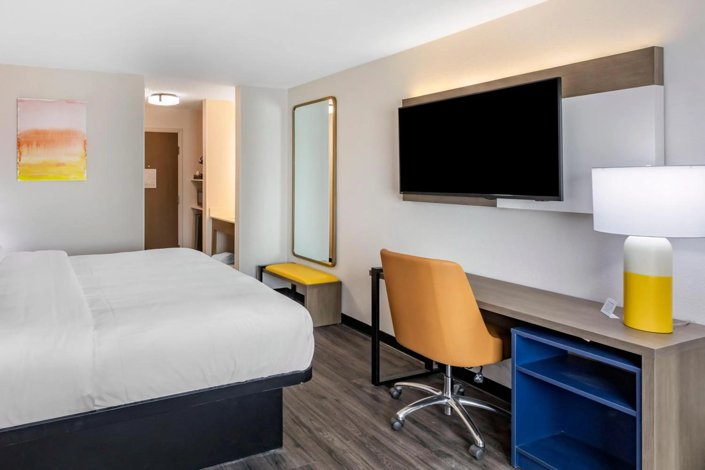 TV and multimedia, Bed in Comfort Inn Mount Pleasant - Racine