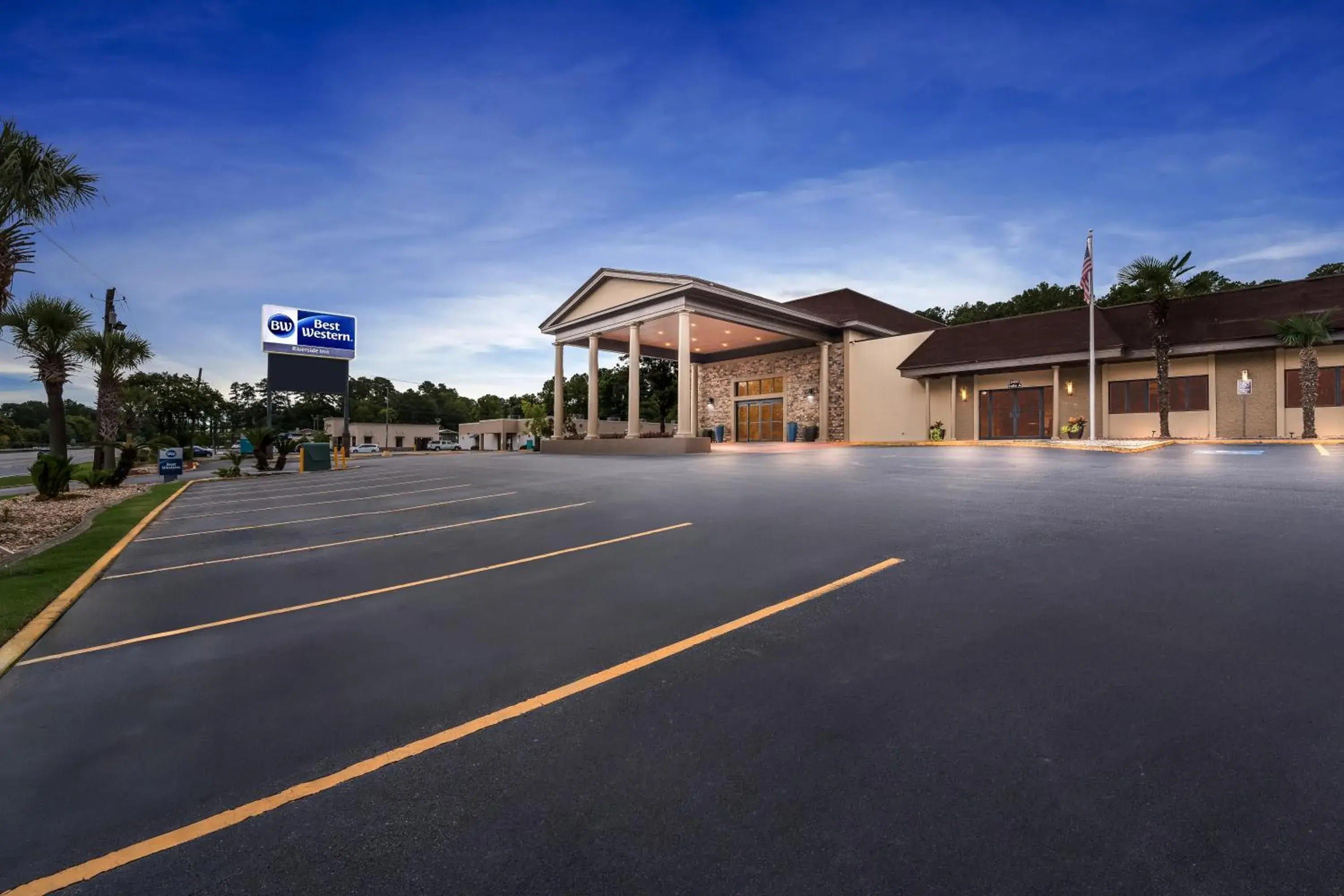 Property building in Best Western Riverside Inn Property building in Best Western Riverside Inn