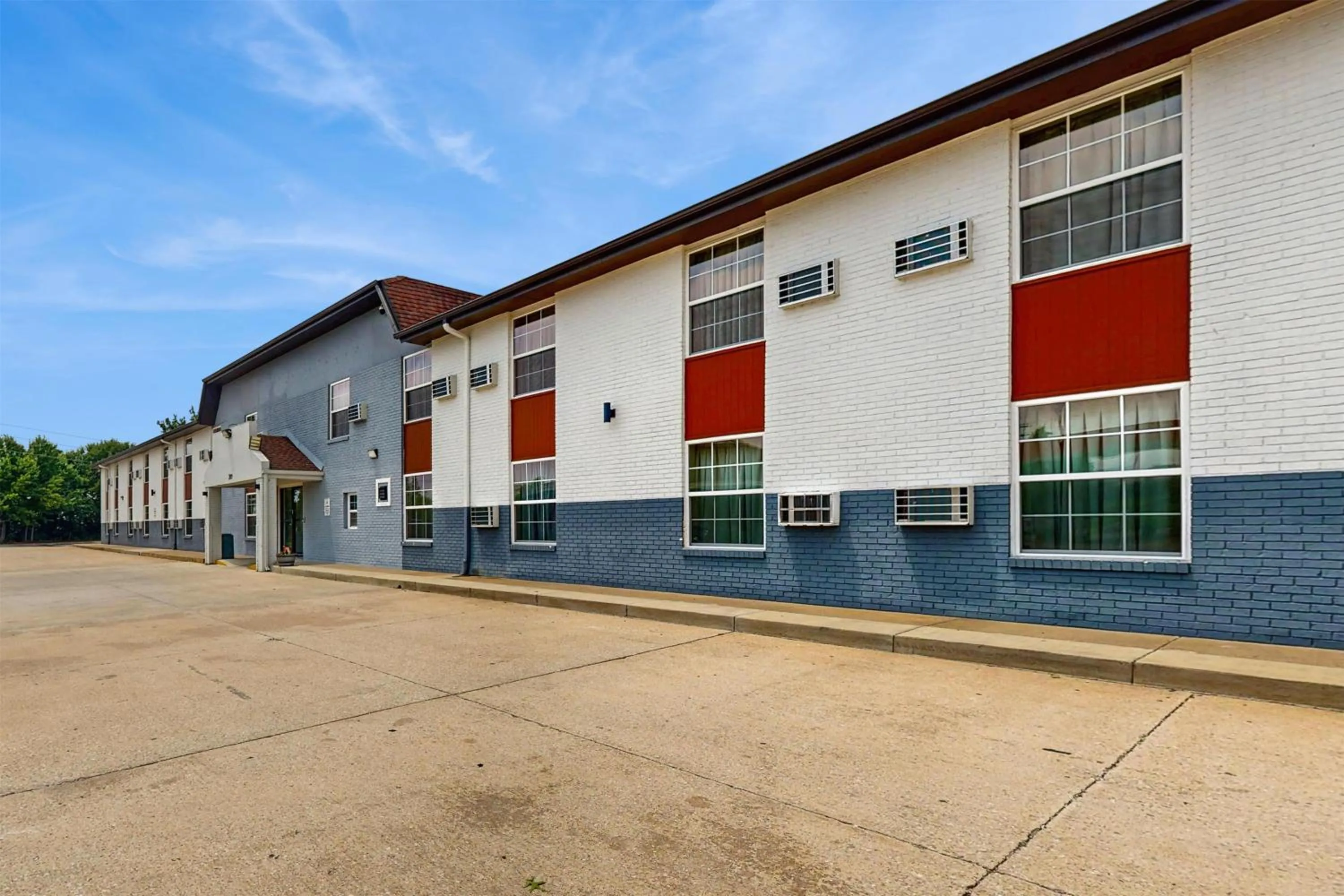 Property building in Red Lion Inn & Suites Olathe Kansas City