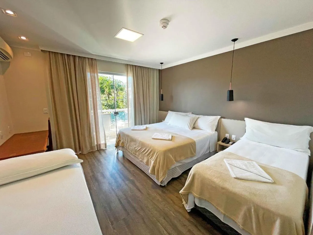 Photo of the whole room, Bed in Das Nações Hotel