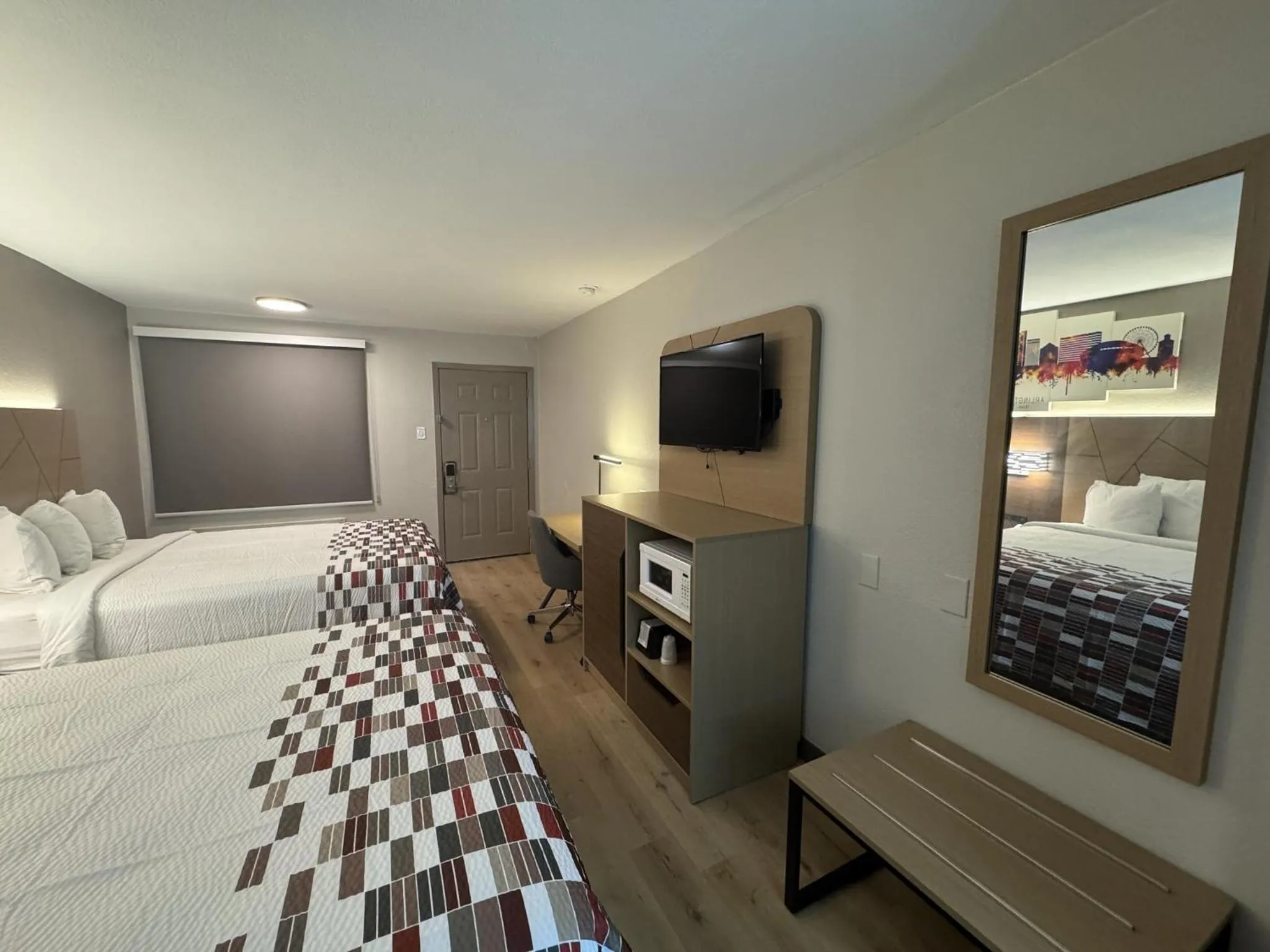 Photo of the whole room, Bed in Red Roof Inn Arlington - Entertainment District