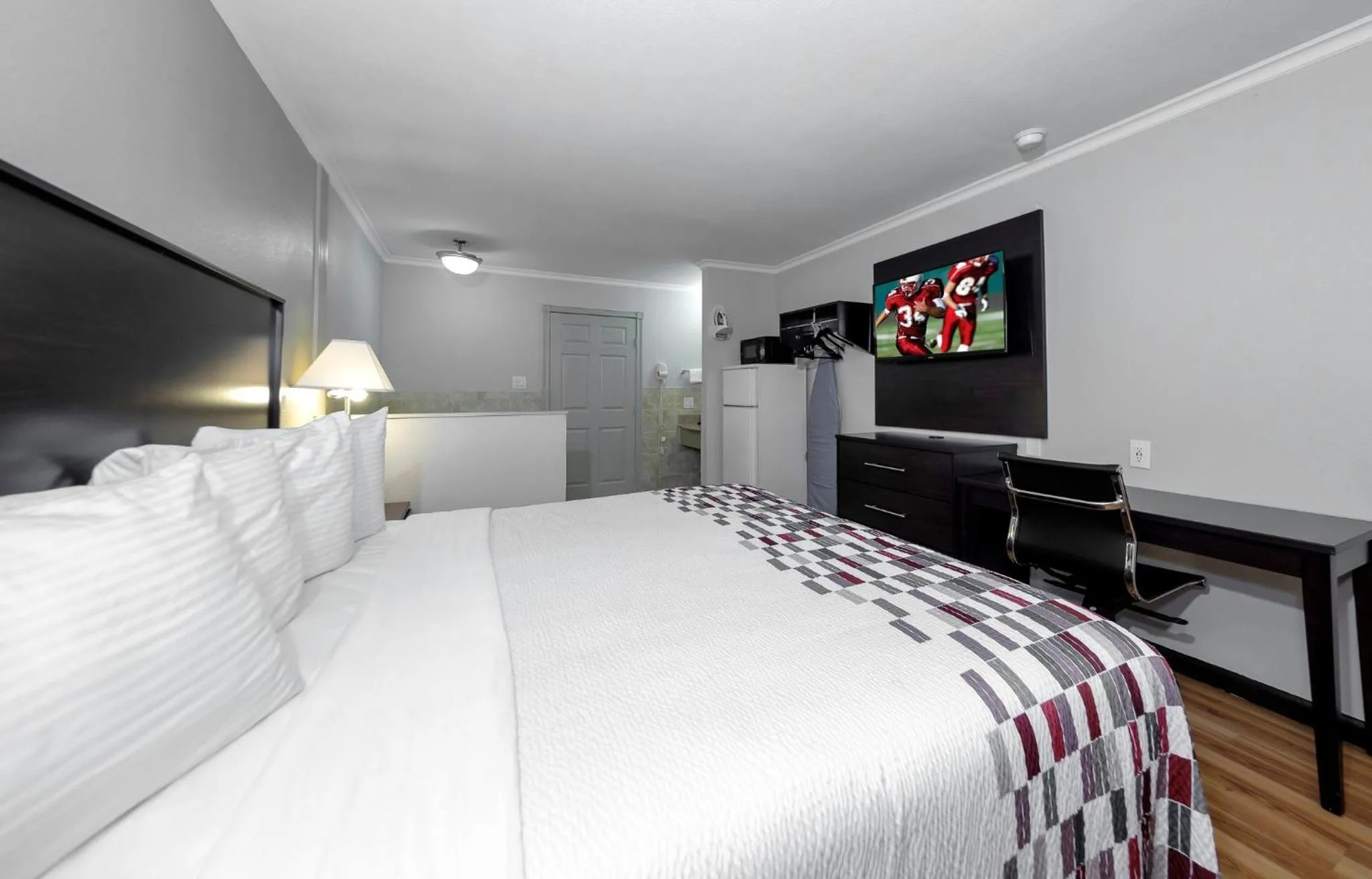 Bedroom, Bed in Red Roof Inn Arlington - Entertainment District