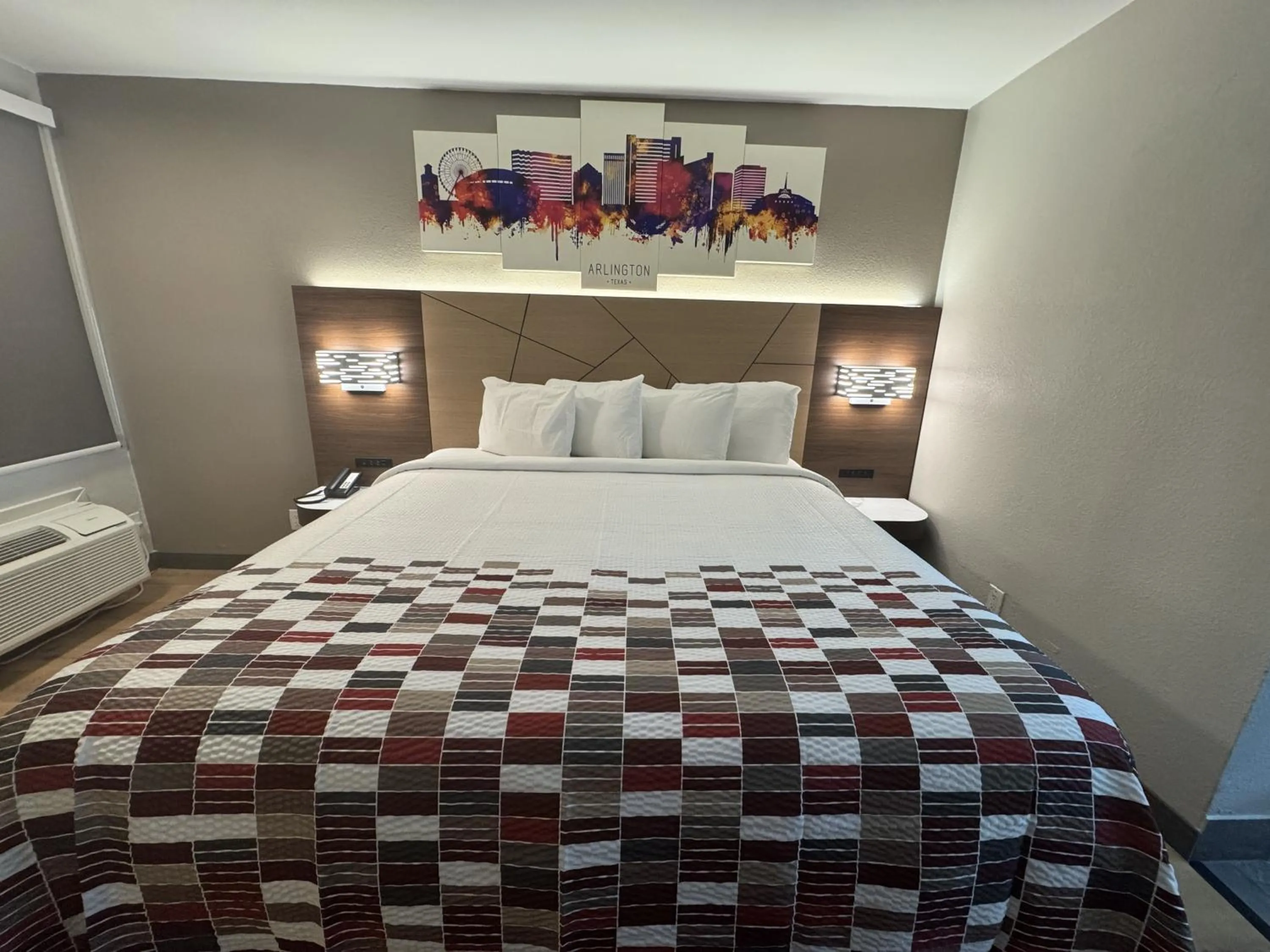 Guests, Bed in Red Roof Inn Arlington - Entertainment District