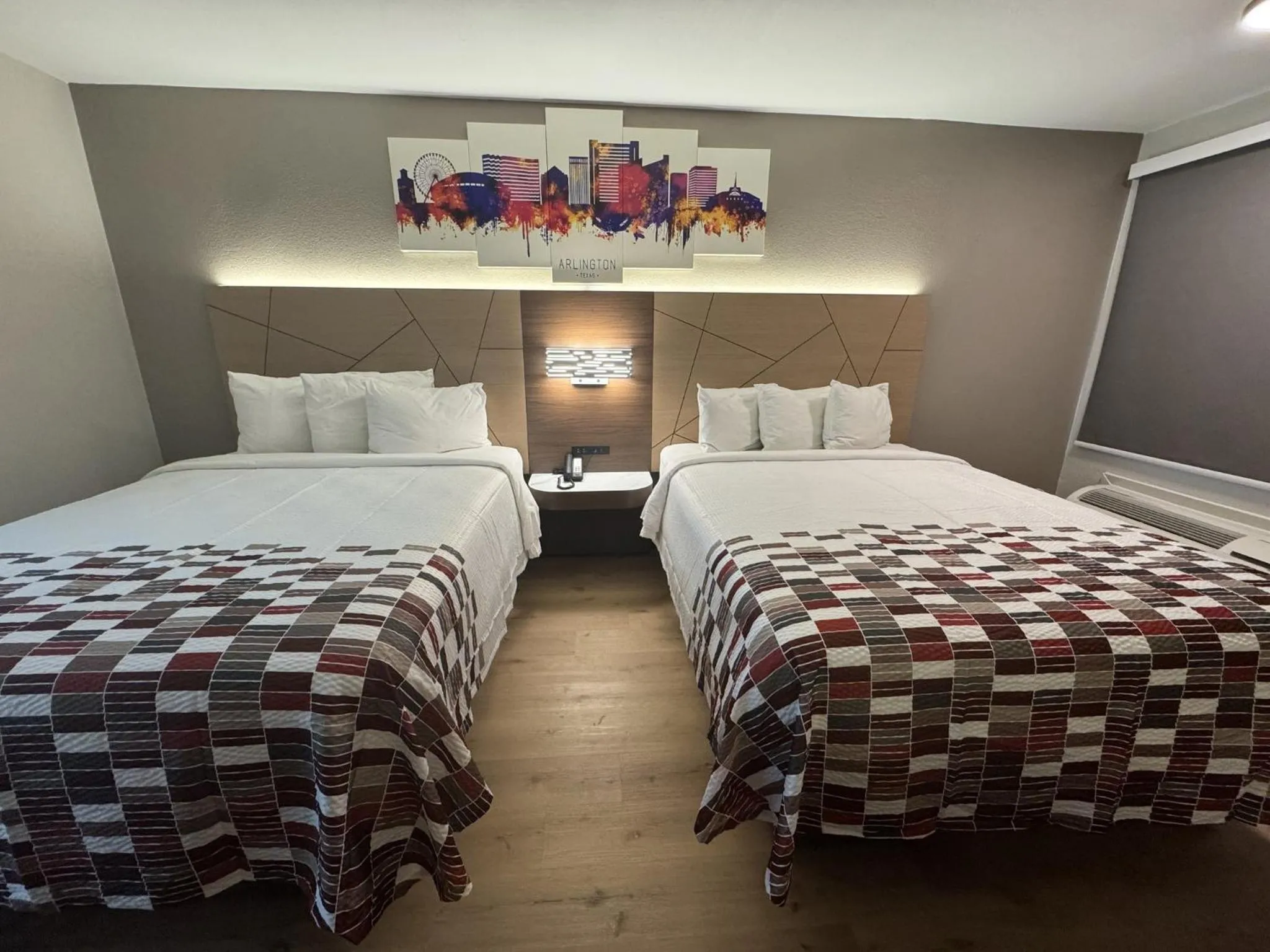 Photo of the whole room, Bed in Red Roof Inn Arlington - Entertainment District