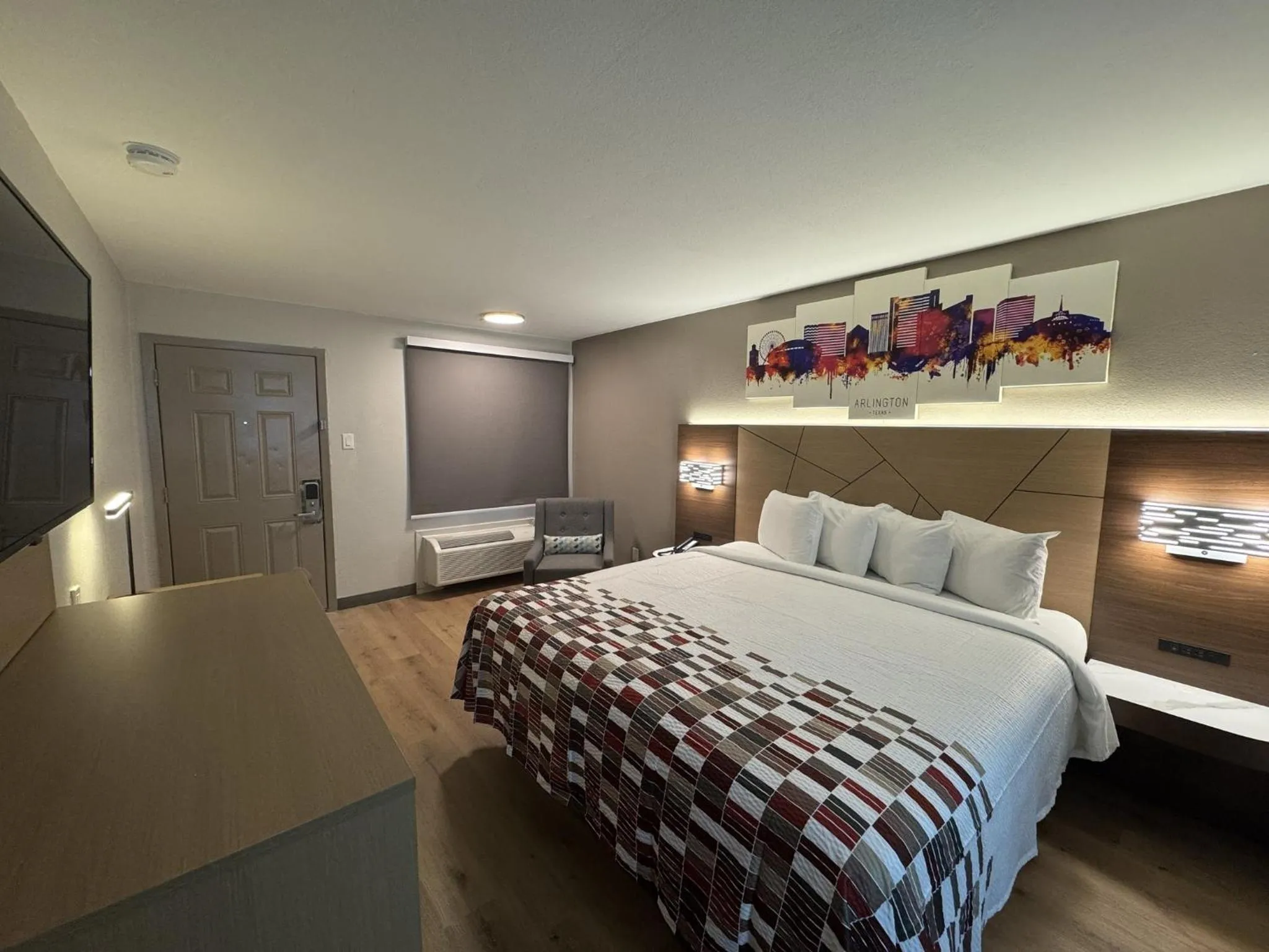 Photo of the whole room, Bed in Red Roof Inn Arlington - Entertainment District