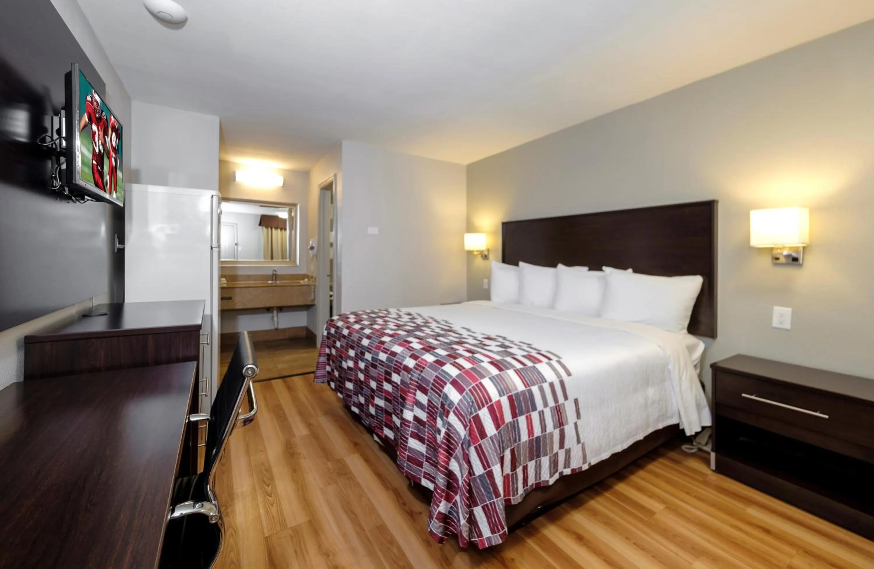 Guests, Bed in Red Roof Inn Arlington - Entertainment District