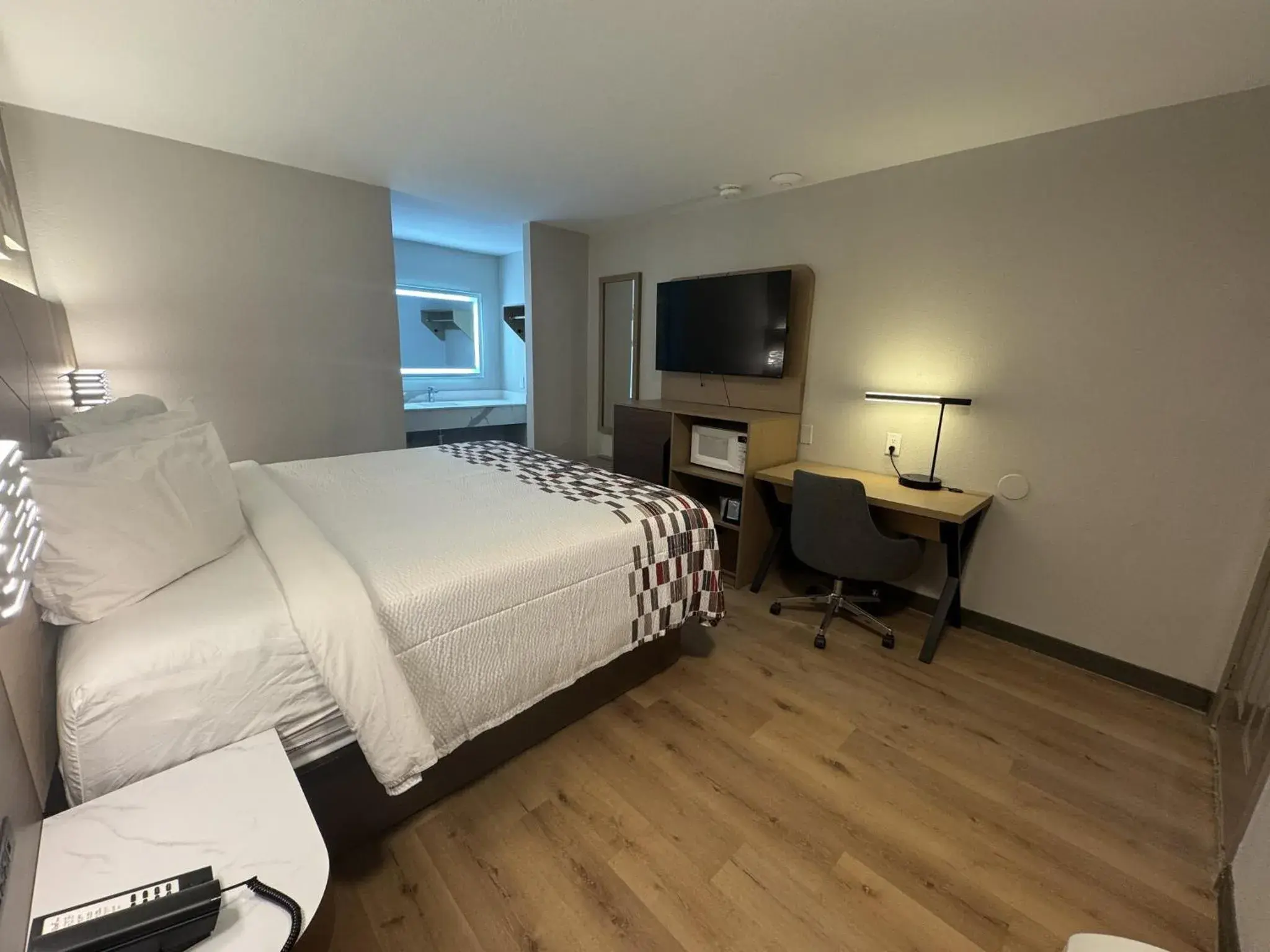 Photo of the whole room, Bed in Red Roof Inn Arlington - Entertainment District Photo of the whole room, Bed in Red Roof Inn Arlington - Entertainment District