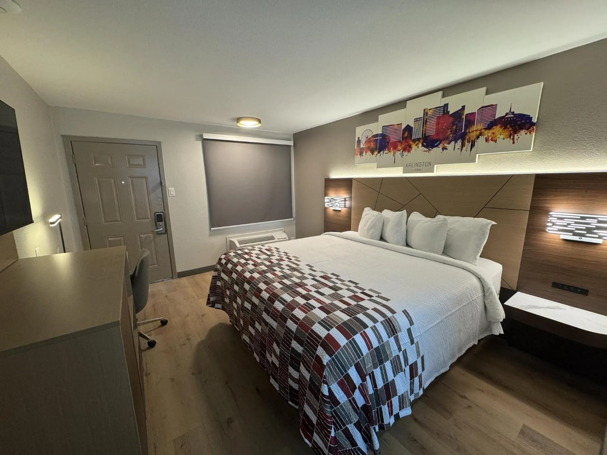 Photo of the whole room, Bed in Red Roof Inn Arlington - Entertainment District