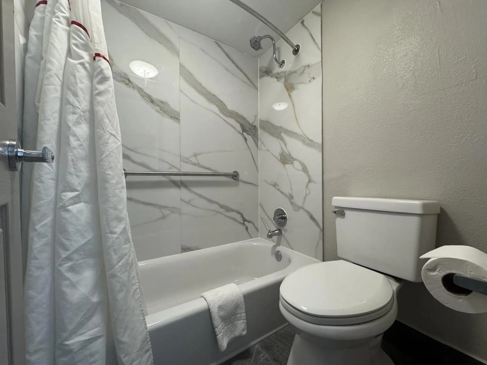 Bathroom in Red Roof Inn Arlington - Entertainment District