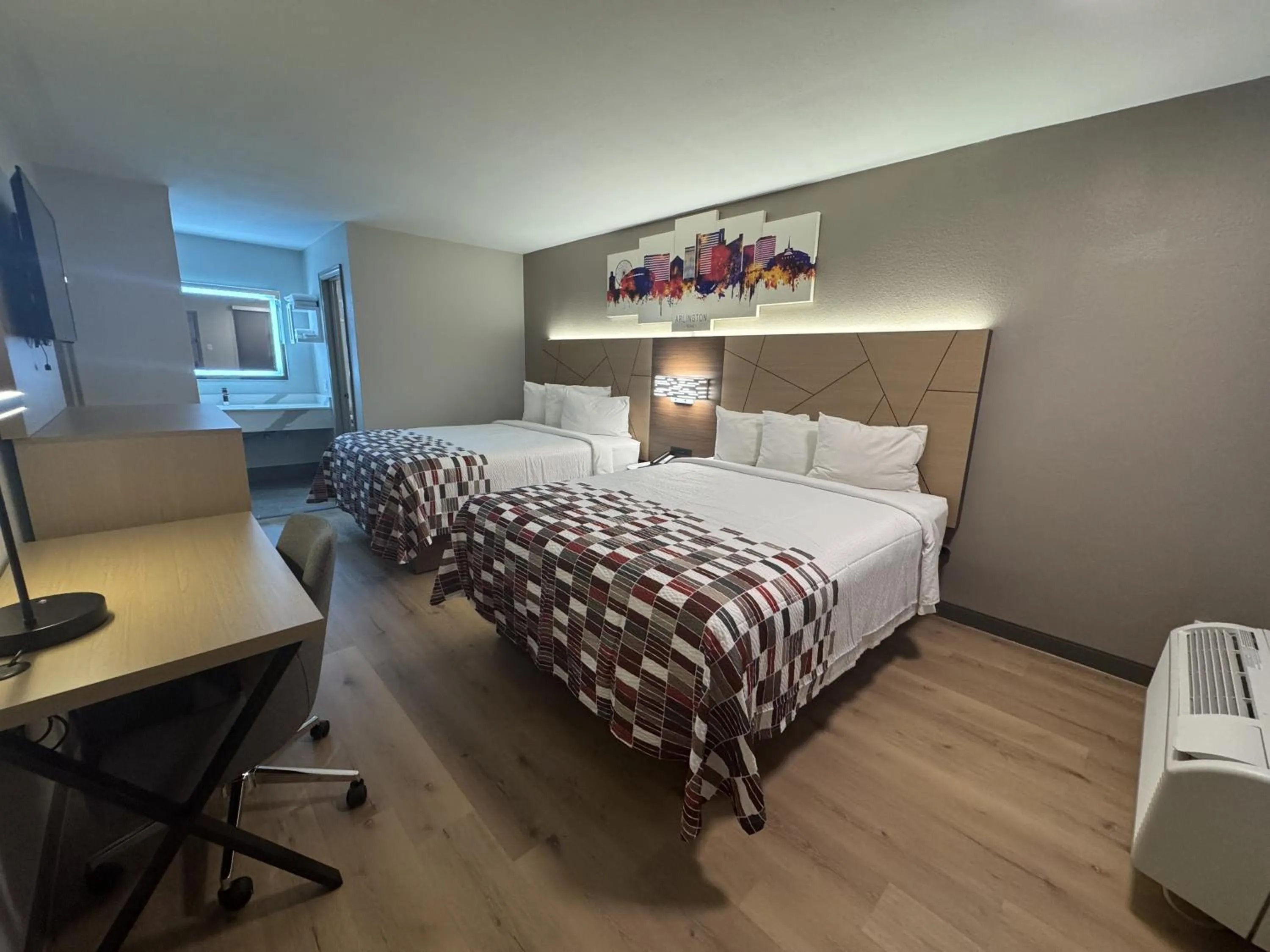 Guests, Bed in Red Roof Inn Arlington - Entertainment District