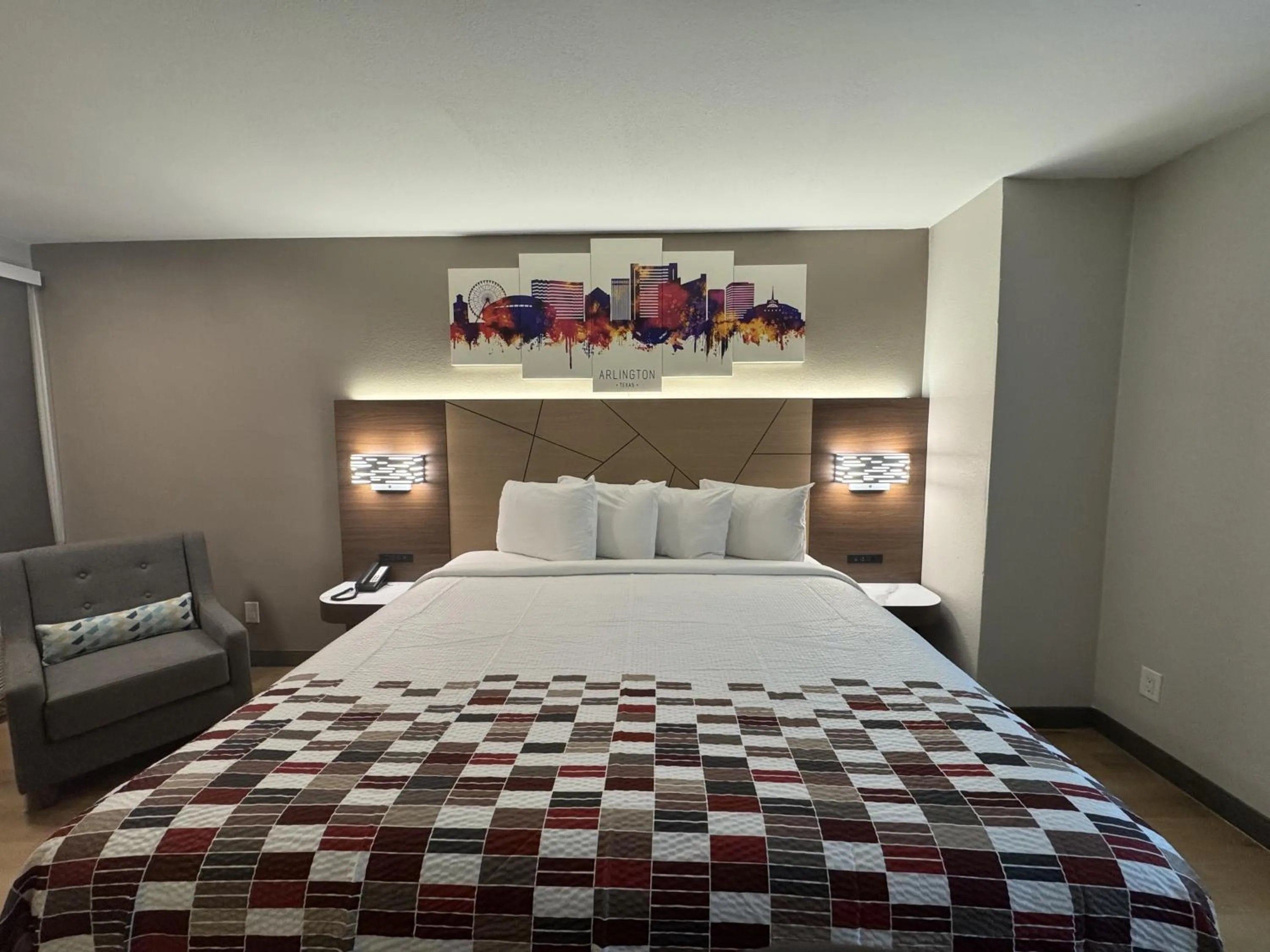 Bedroom, Bed in Red Roof Inn Arlington - Entertainment District