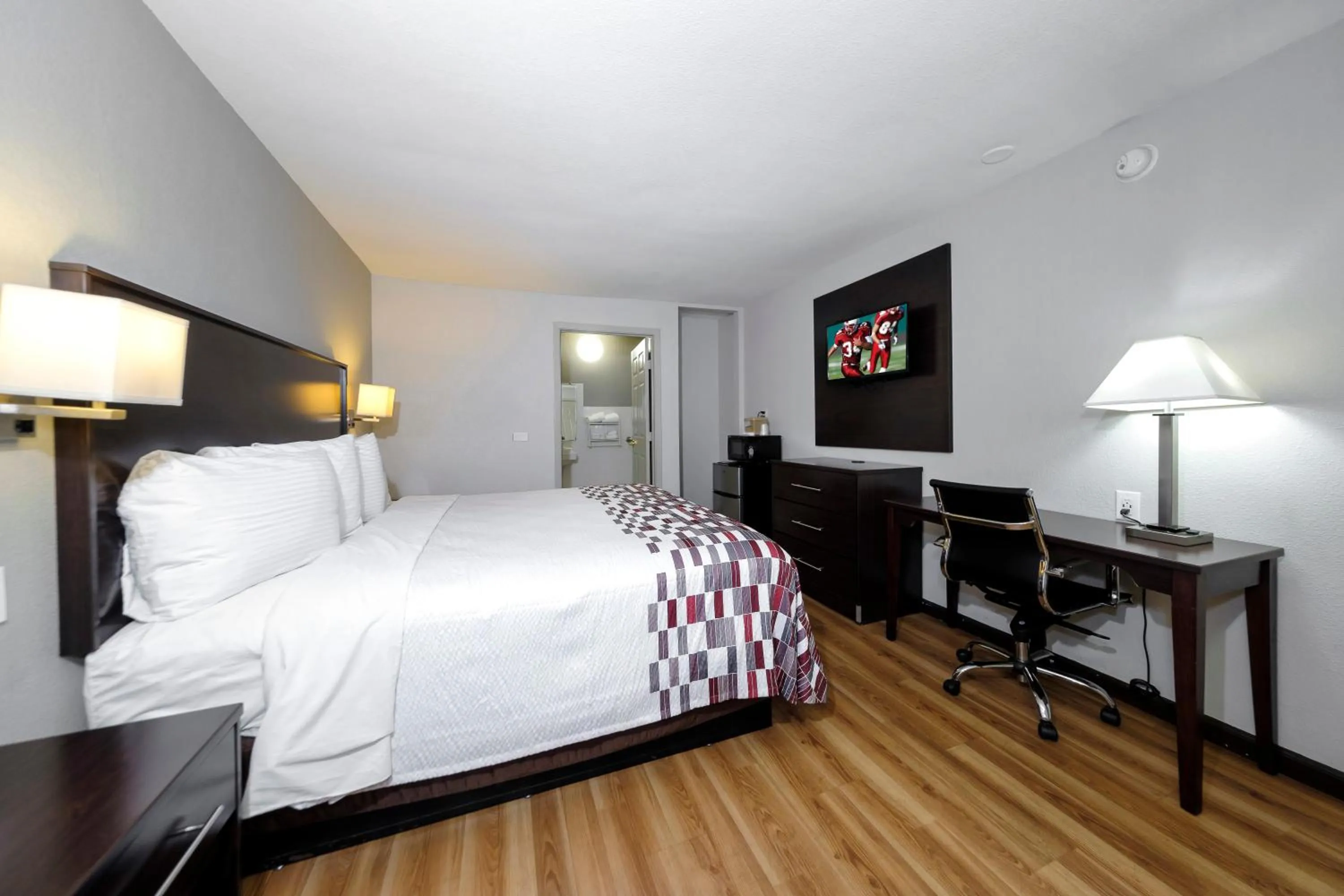 Guests, Bed in Red Roof Inn Arlington - Entertainment District