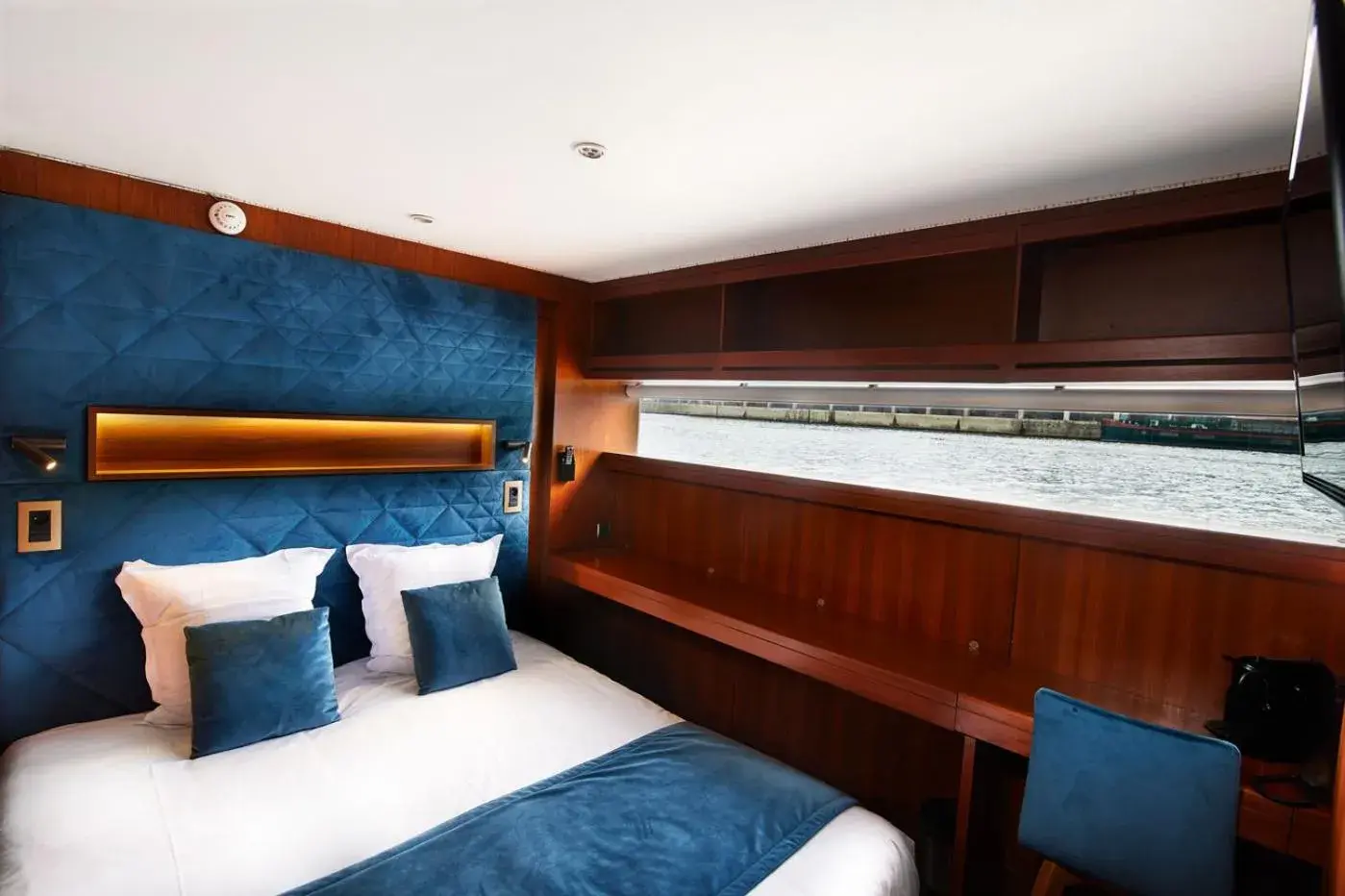 Photo of the whole room, Bed in VIP Paris Yacht Hôtel & Spa Photo of the whole room, Bed in VIP Paris Yacht Hôtel & Spa