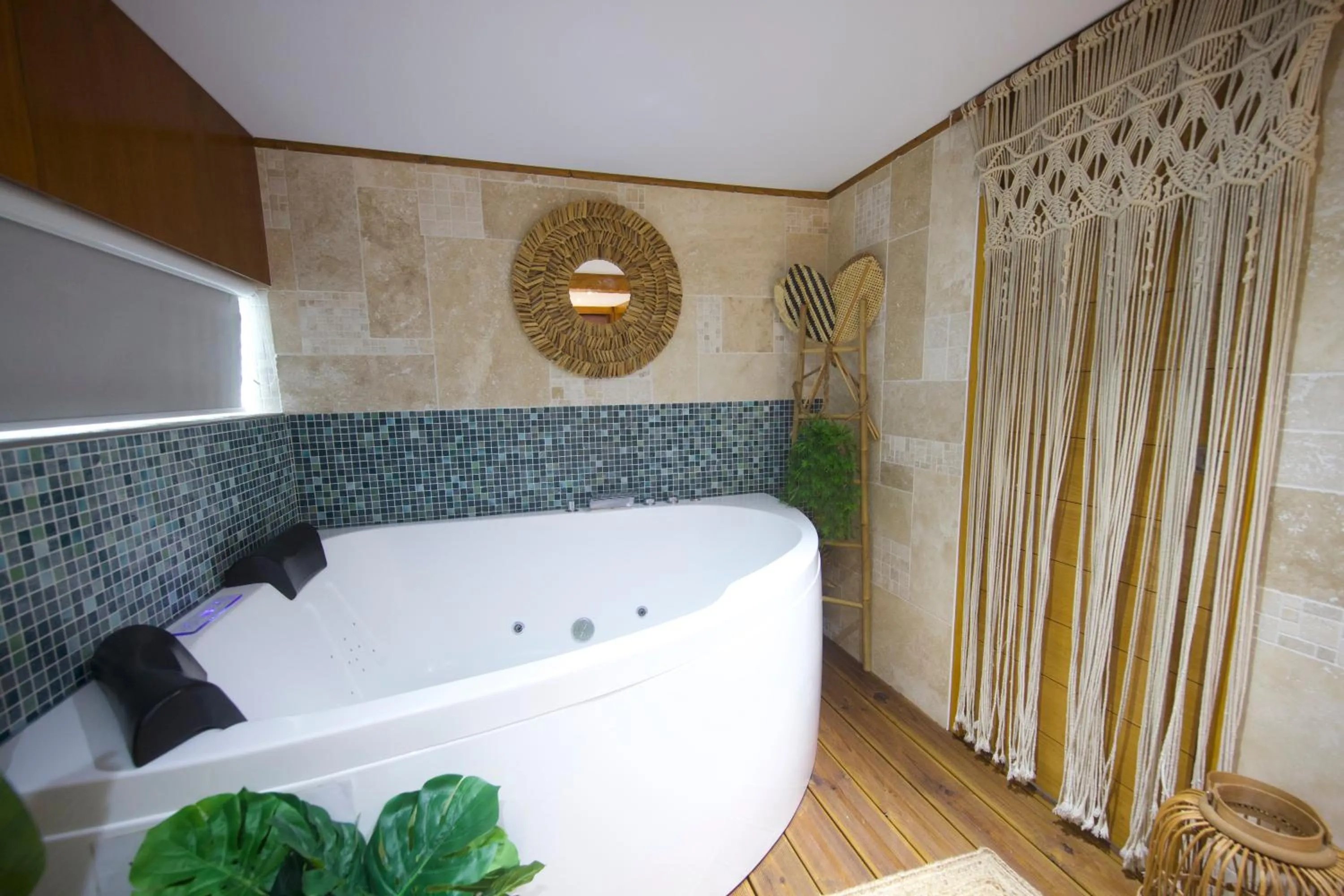 Hot Tub in VIP Paris Yacht Hôtel & Spa