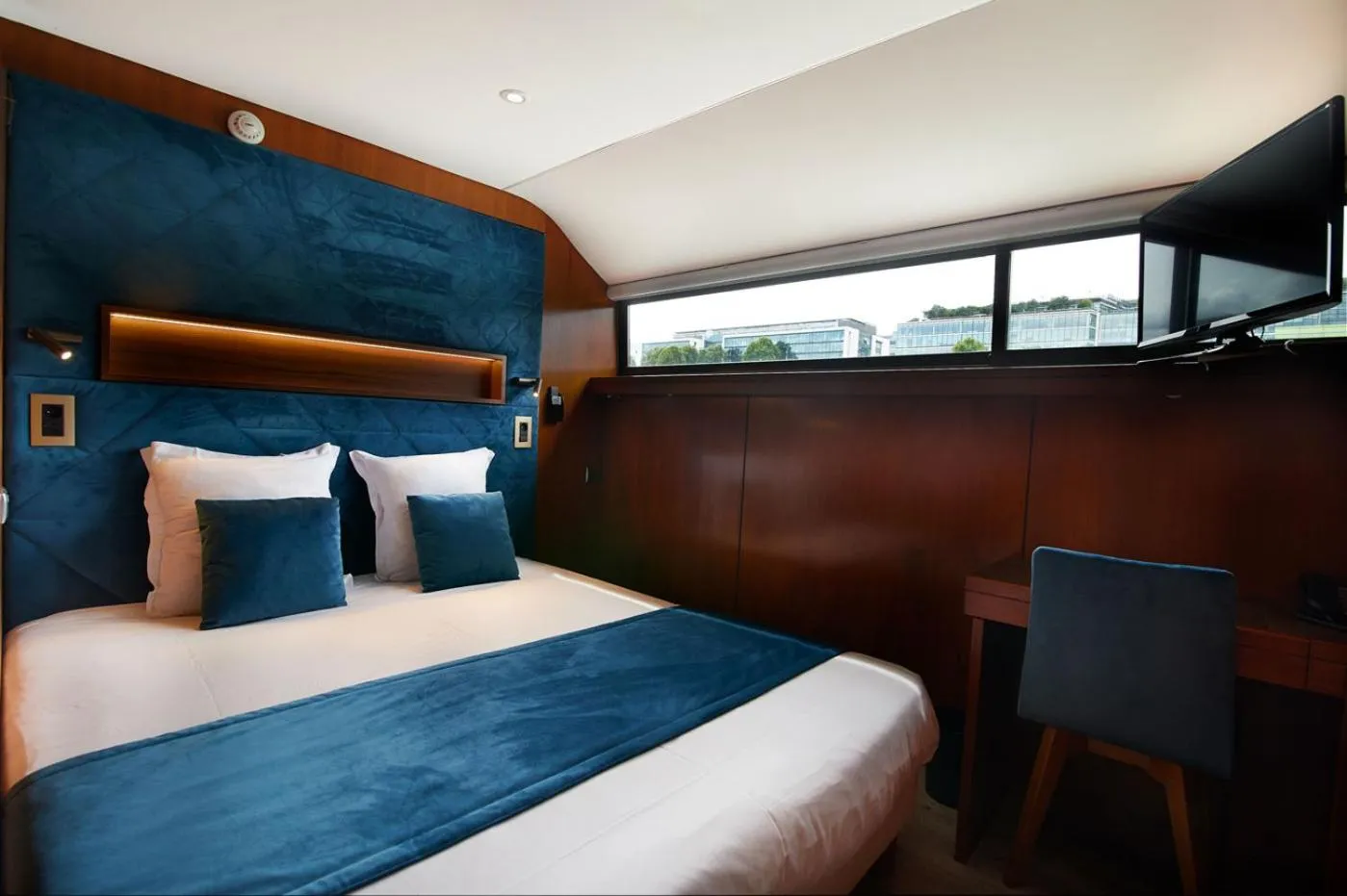 Photo of the whole room, Bed in VIP Paris Yacht Hôtel & Spa