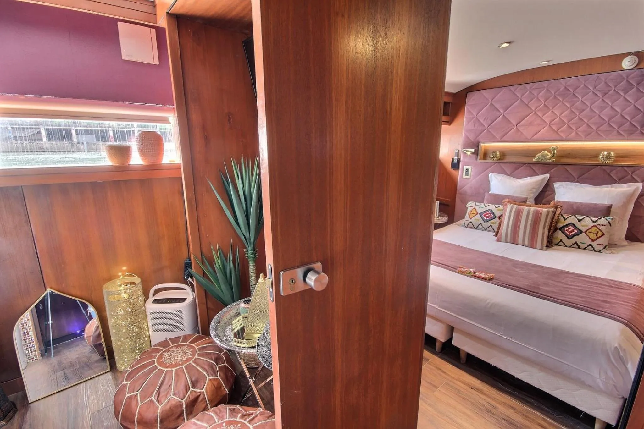 Bedroom, Bed in VIP Paris Yacht Hôtel & Spa