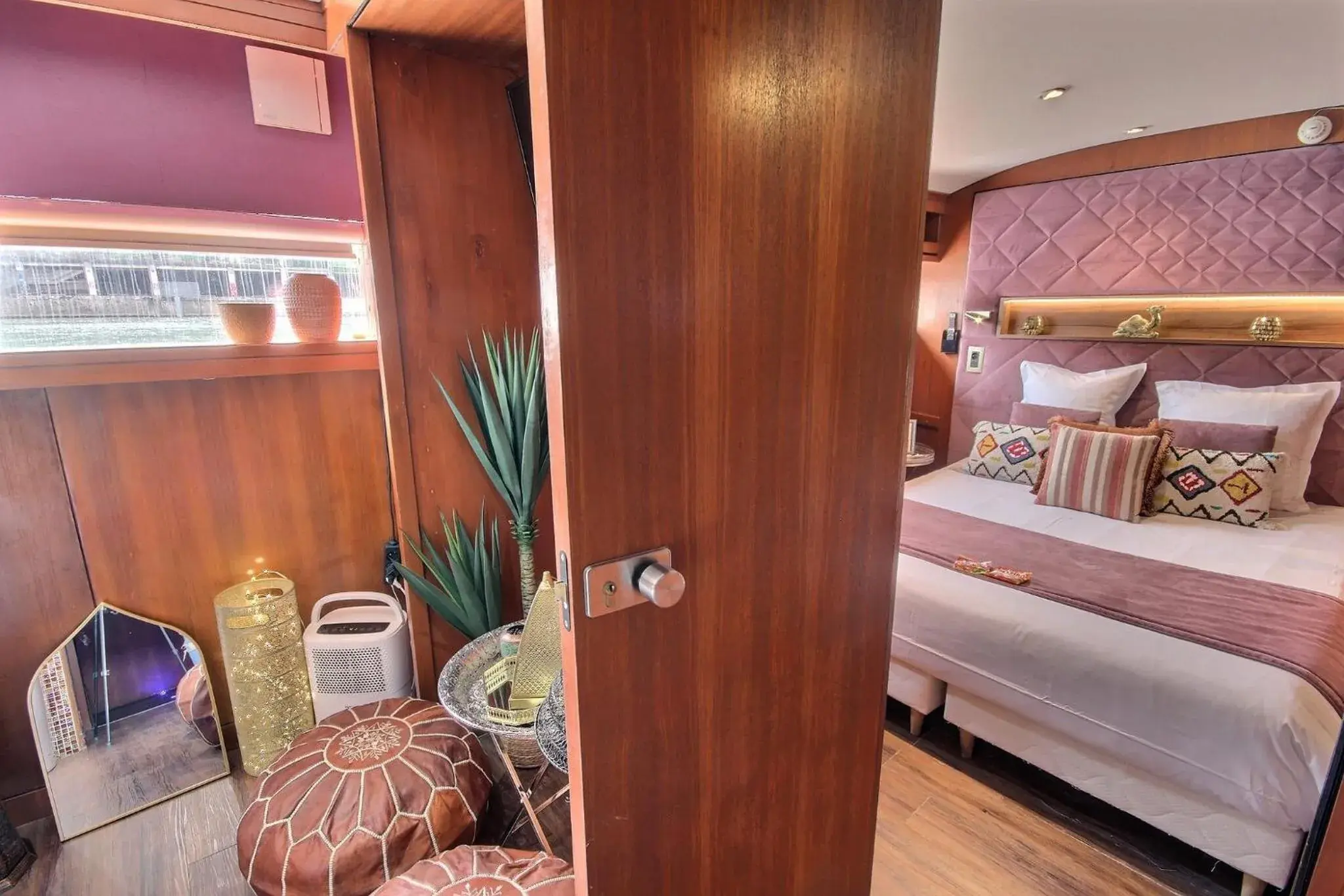 Bedroom, Bed in VIP Paris Yacht Hôtel & Spa Bedroom, Bed in VIP Paris Yacht Hôtel & Spa