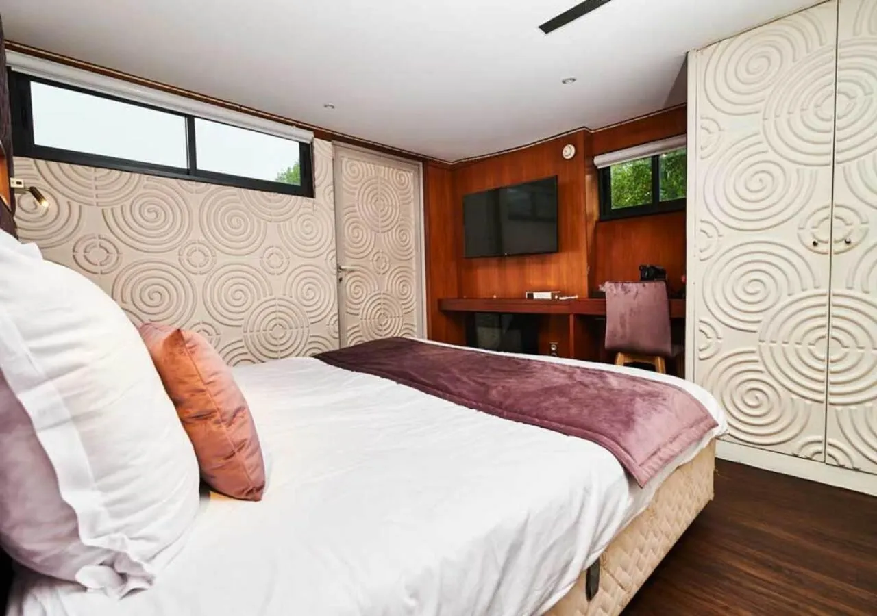 Bed in VIP Paris Yacht Hôtel & Spa