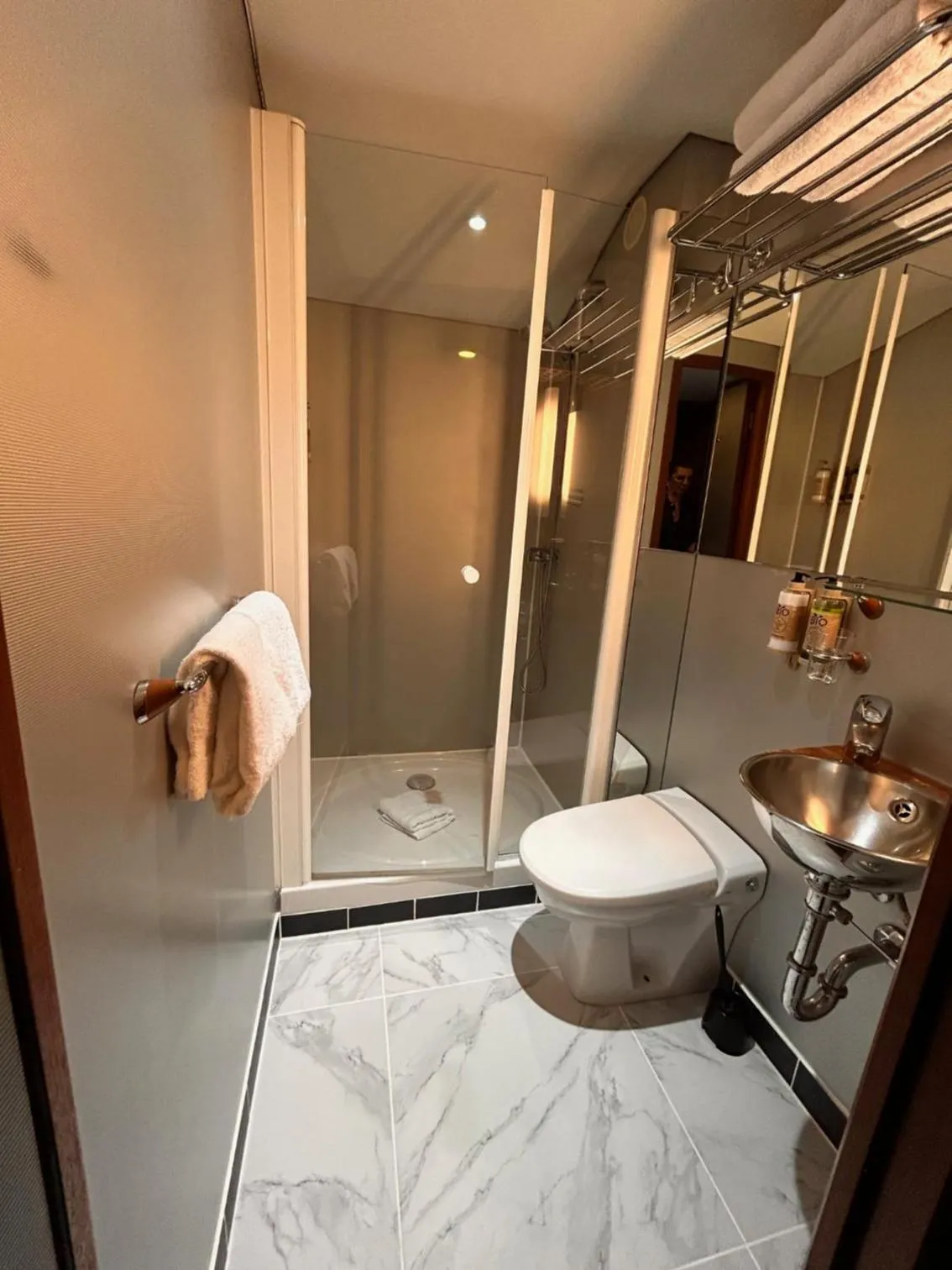 Shower in VIP Paris Yacht Hôtel & Spa