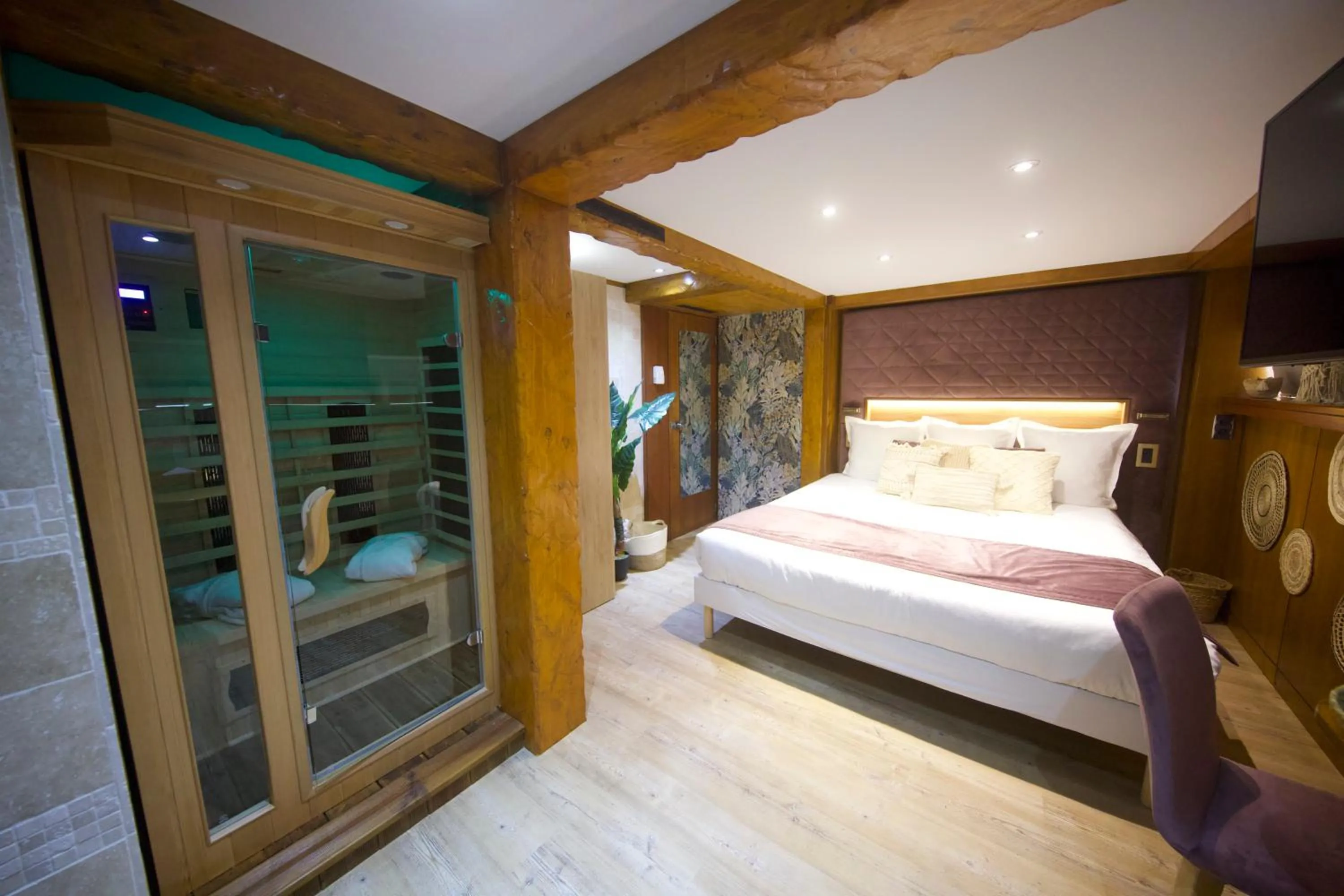 Bedroom, Bed in VIP Paris Yacht Hôtel & Spa