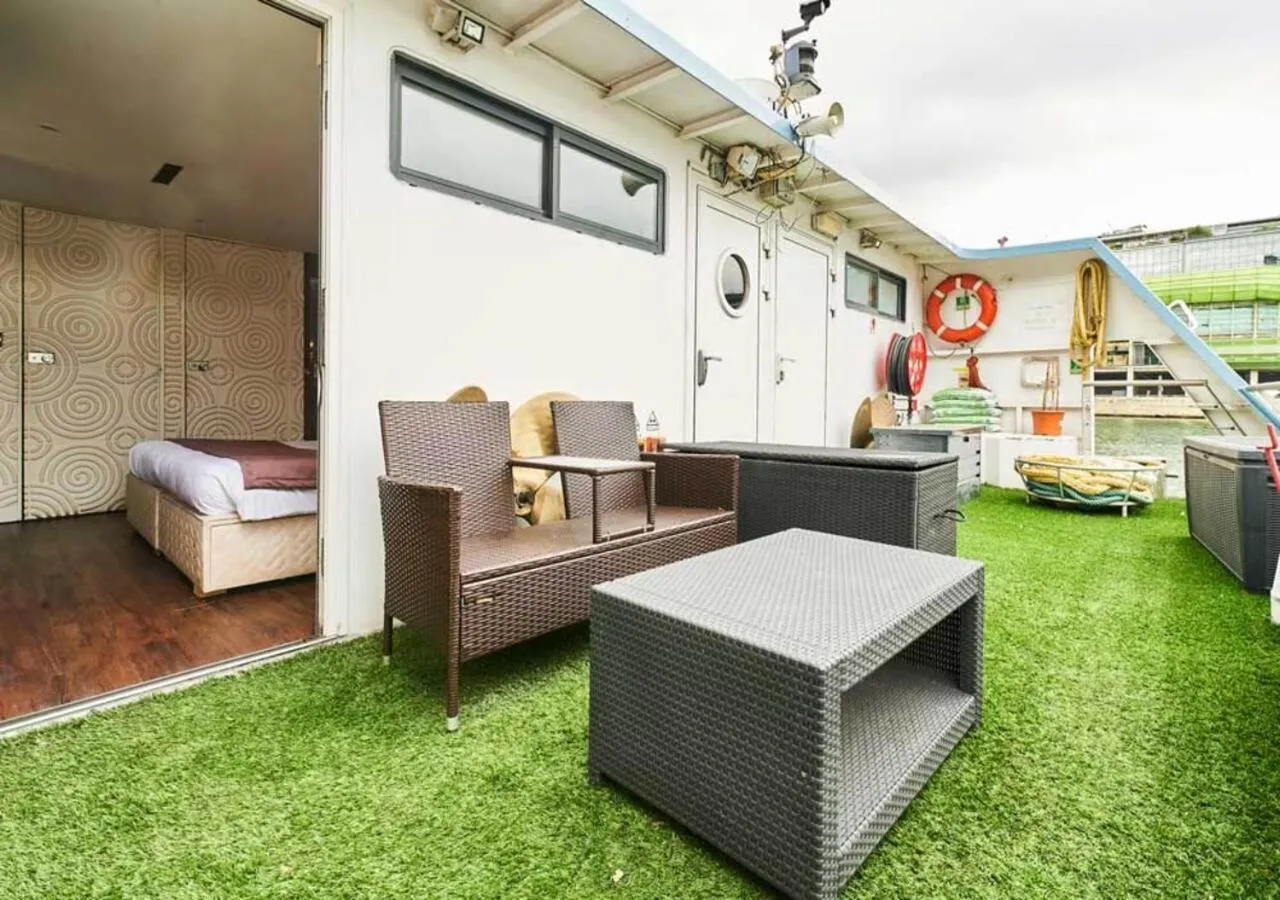 Patio in VIP Paris Yacht Hôtel & Spa