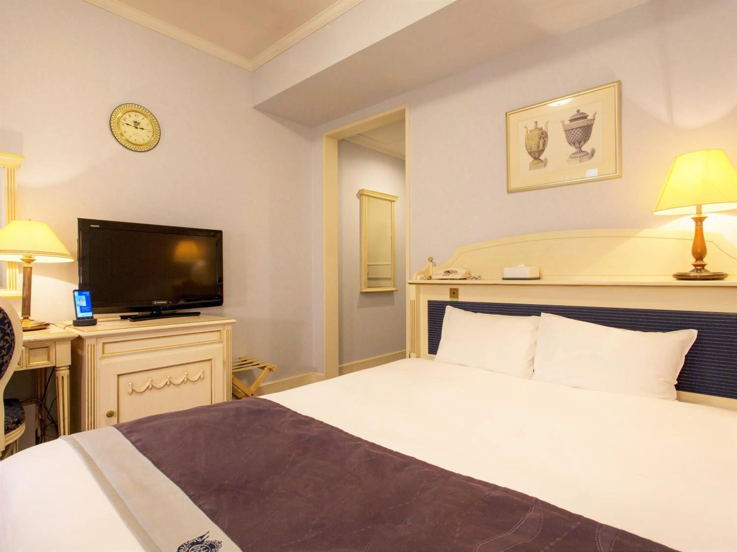 Photo of the whole room, Bed in Hotel Monterey Osaka