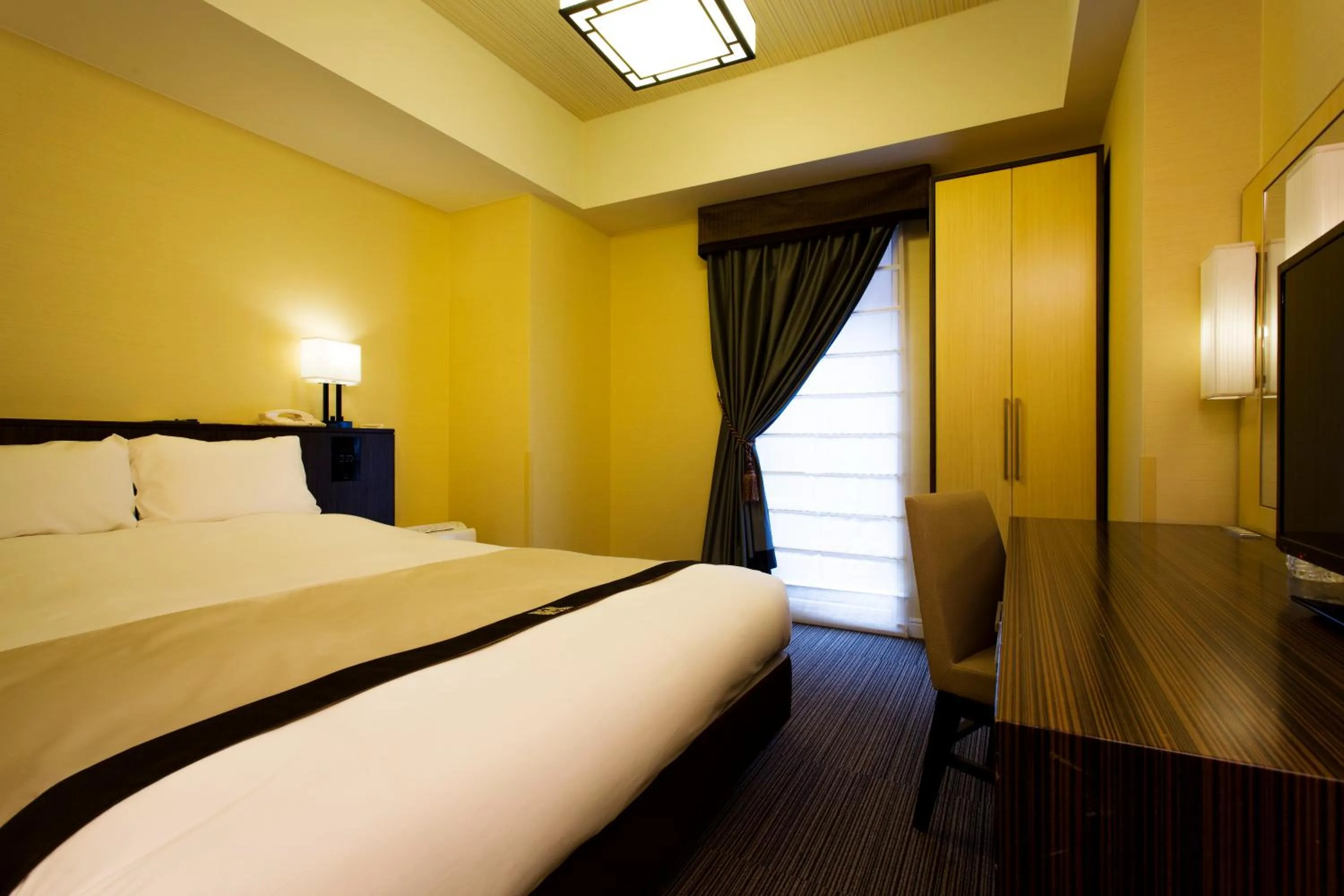 Photo of the whole room, Bed in Hotel Monterey Hanzomon