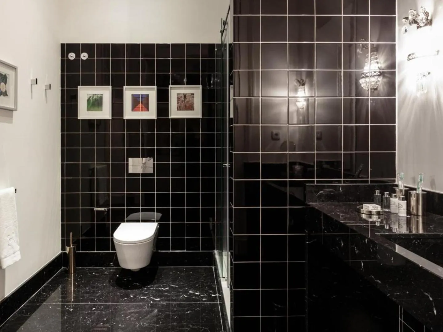 Toilet in Dear Lisbon - Bordalo Palace Chiado