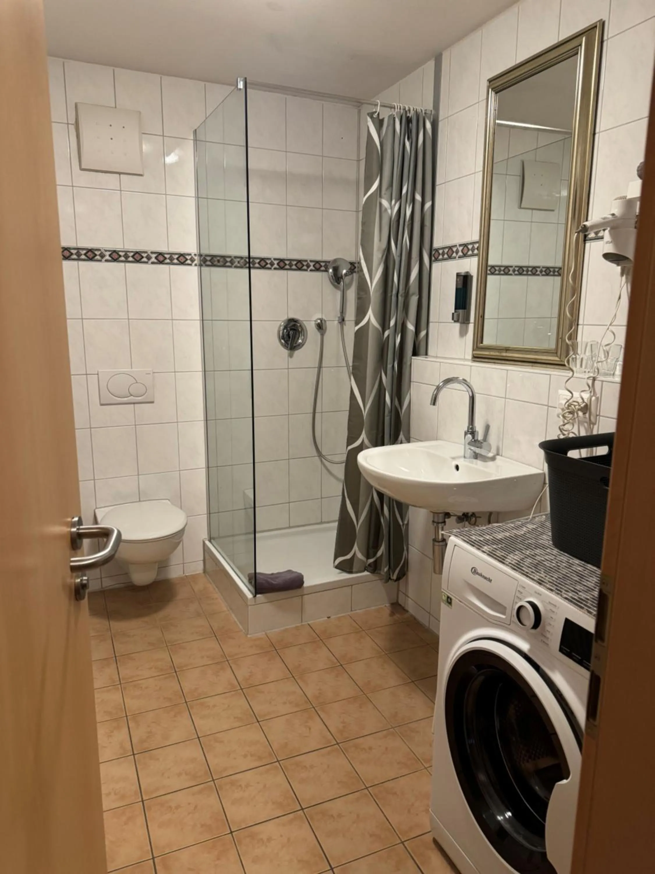 Shower in Hotel "Mythos Apartments" alle Zimmer mit Kochnische, Apartments mit Küche!