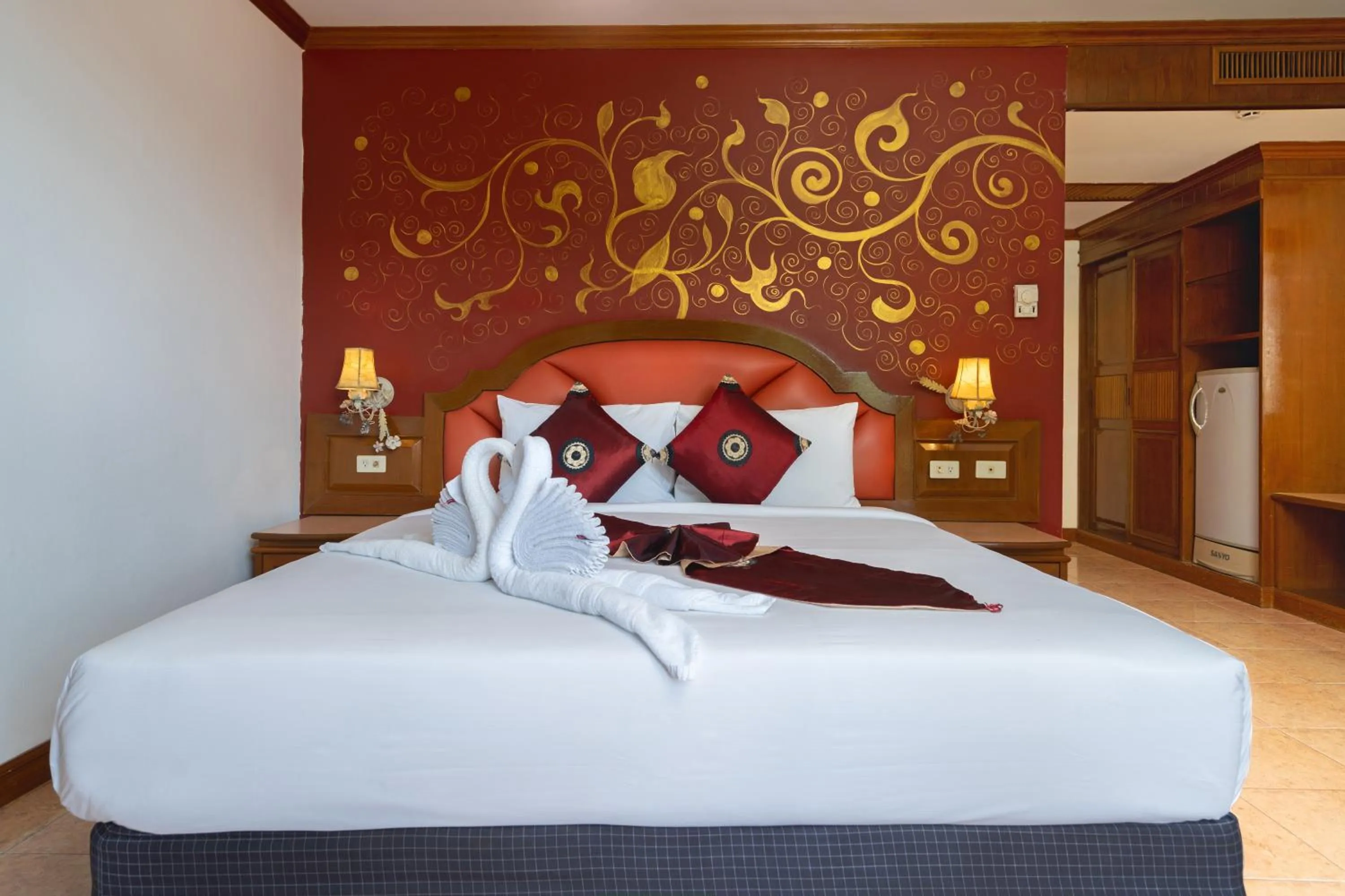 Bedroom, Bed in Memory Karon Resort