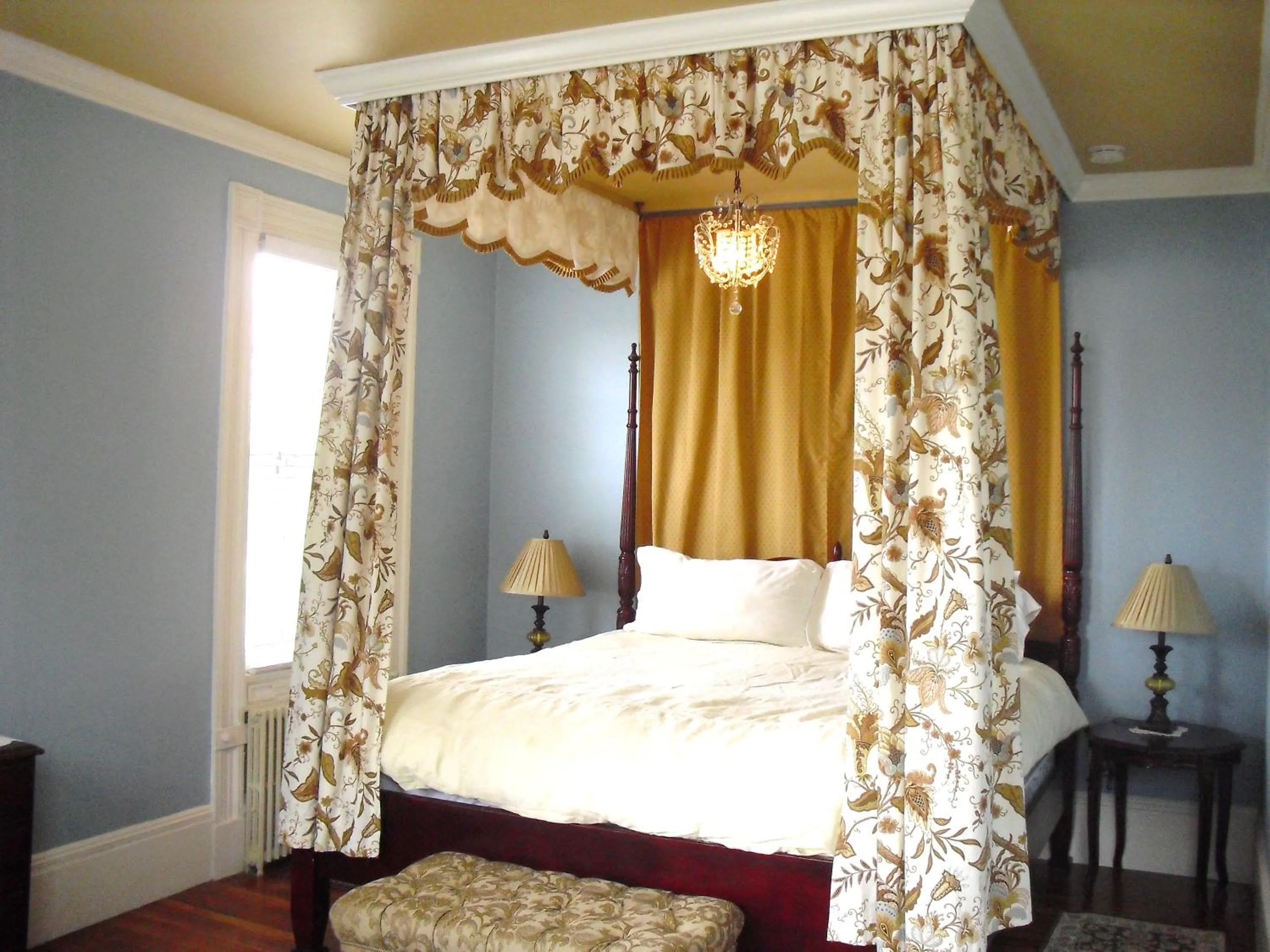 Bed in Bellevue Manor