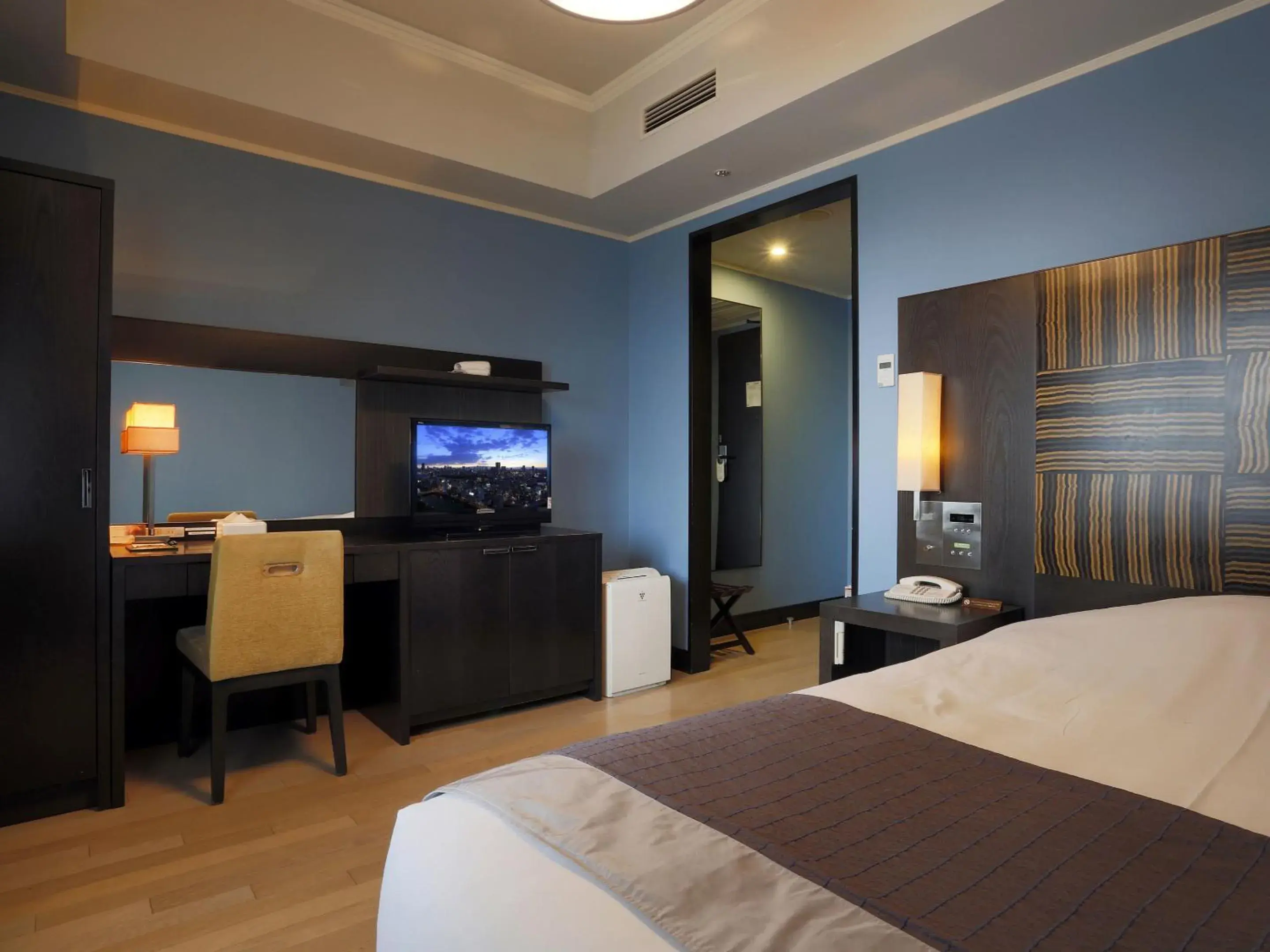 Photo of the whole room, Bed in Hotel Monterey La Soeur Osaka Photo of the whole room, Bed in Hotel Monterey La Soeur Osaka