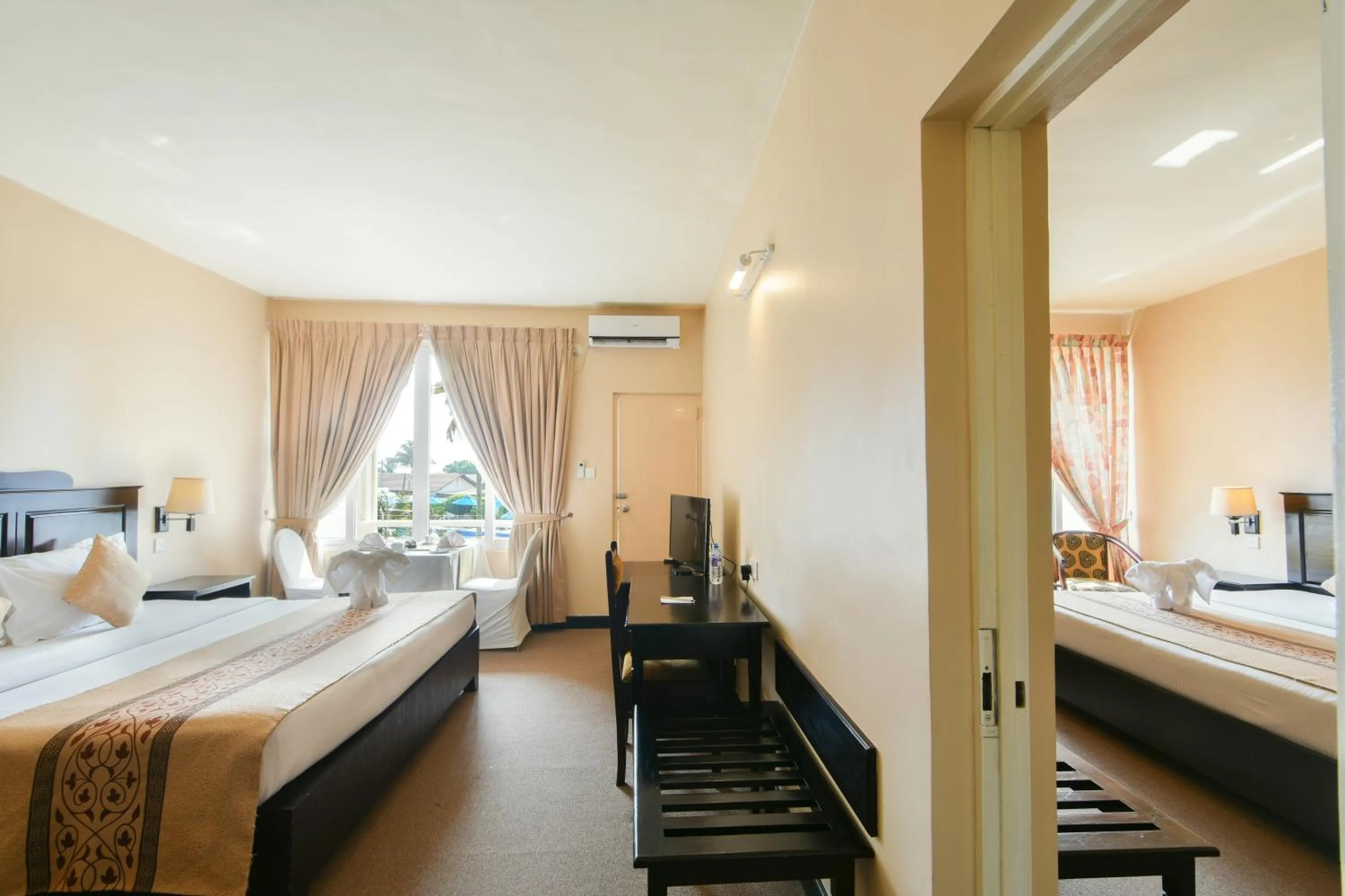 Photo of the whole room, Bed in Berjaya Hotel Colombo