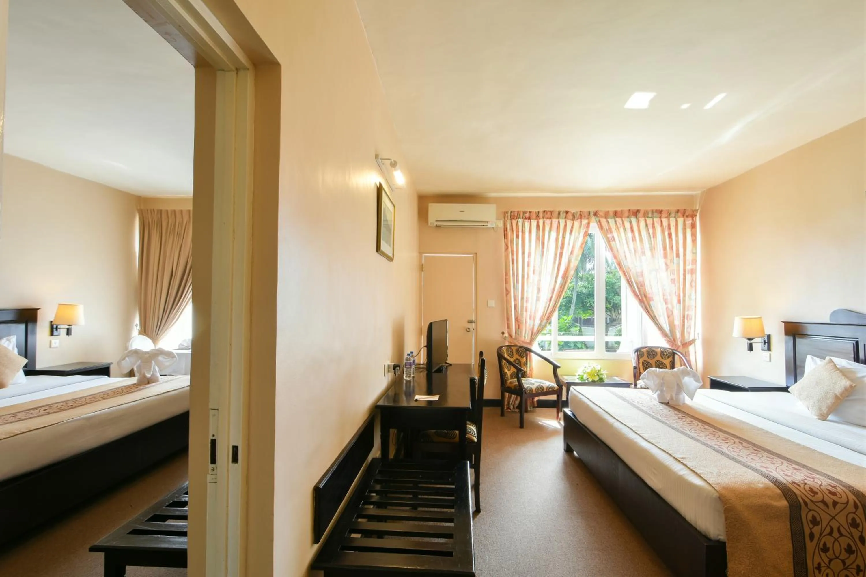 Photo of the whole room, Bed in Berjaya Hotel Colombo