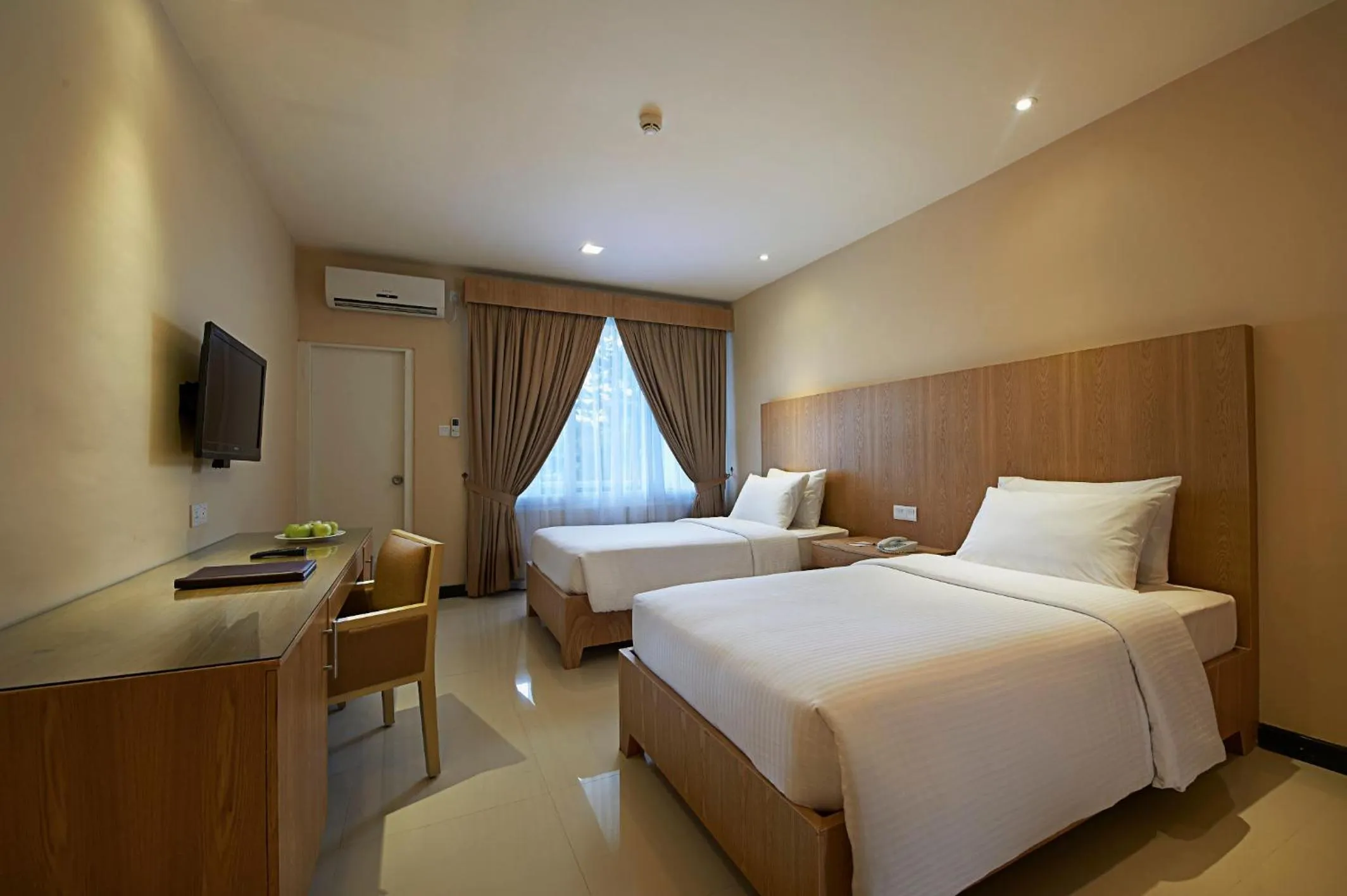 Photo of the whole room, Bed in Berjaya Hotel Colombo