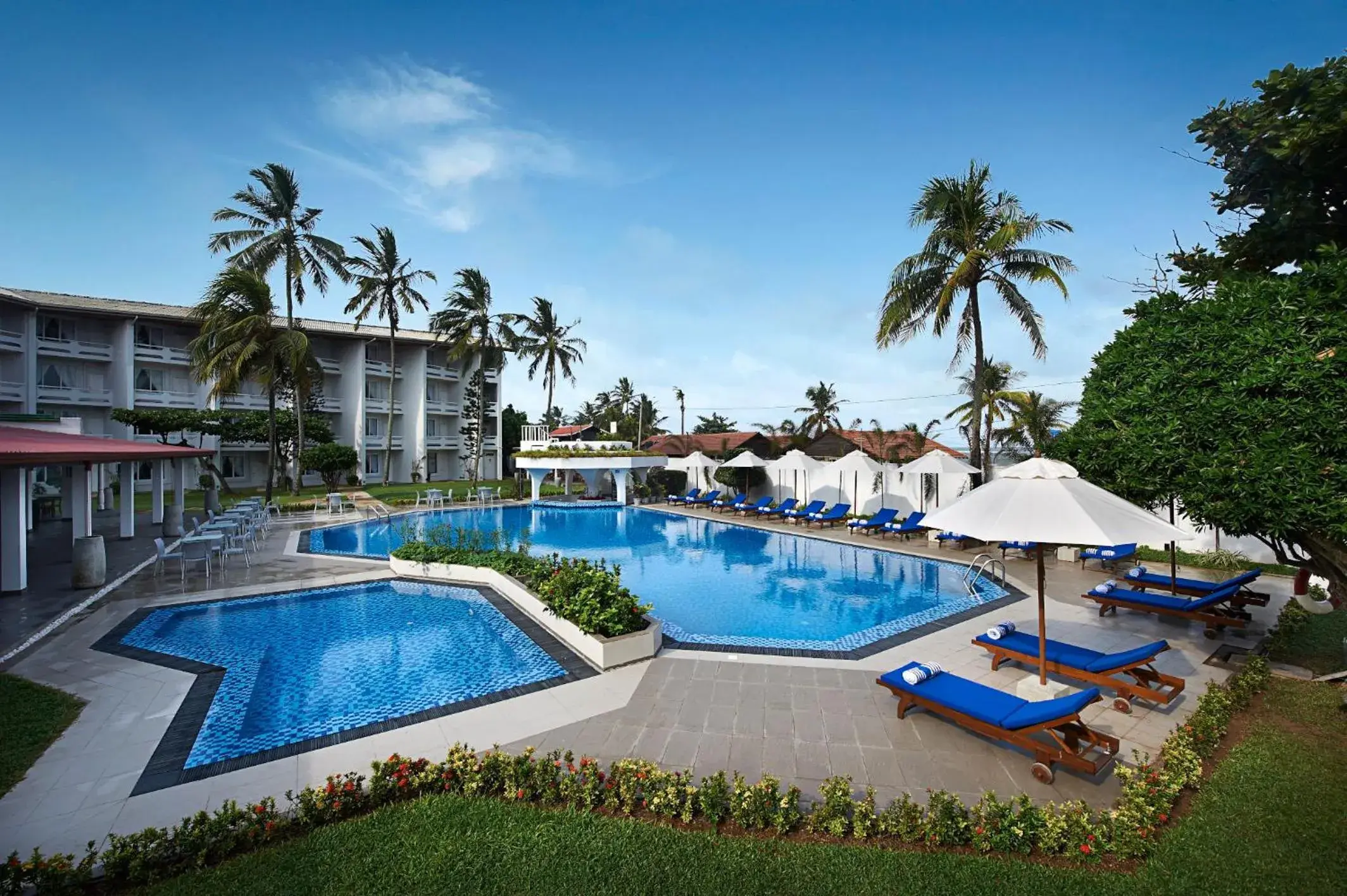 Swimming pool in Berjaya Hotel Colombo Swimming pool in Berjaya Hotel Colombo