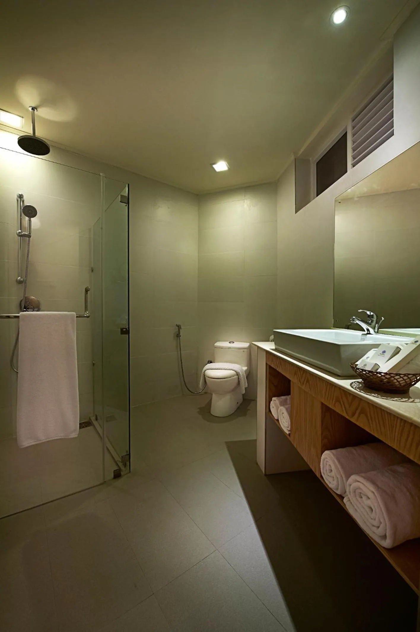 Bathroom in Berjaya Hotel Colombo