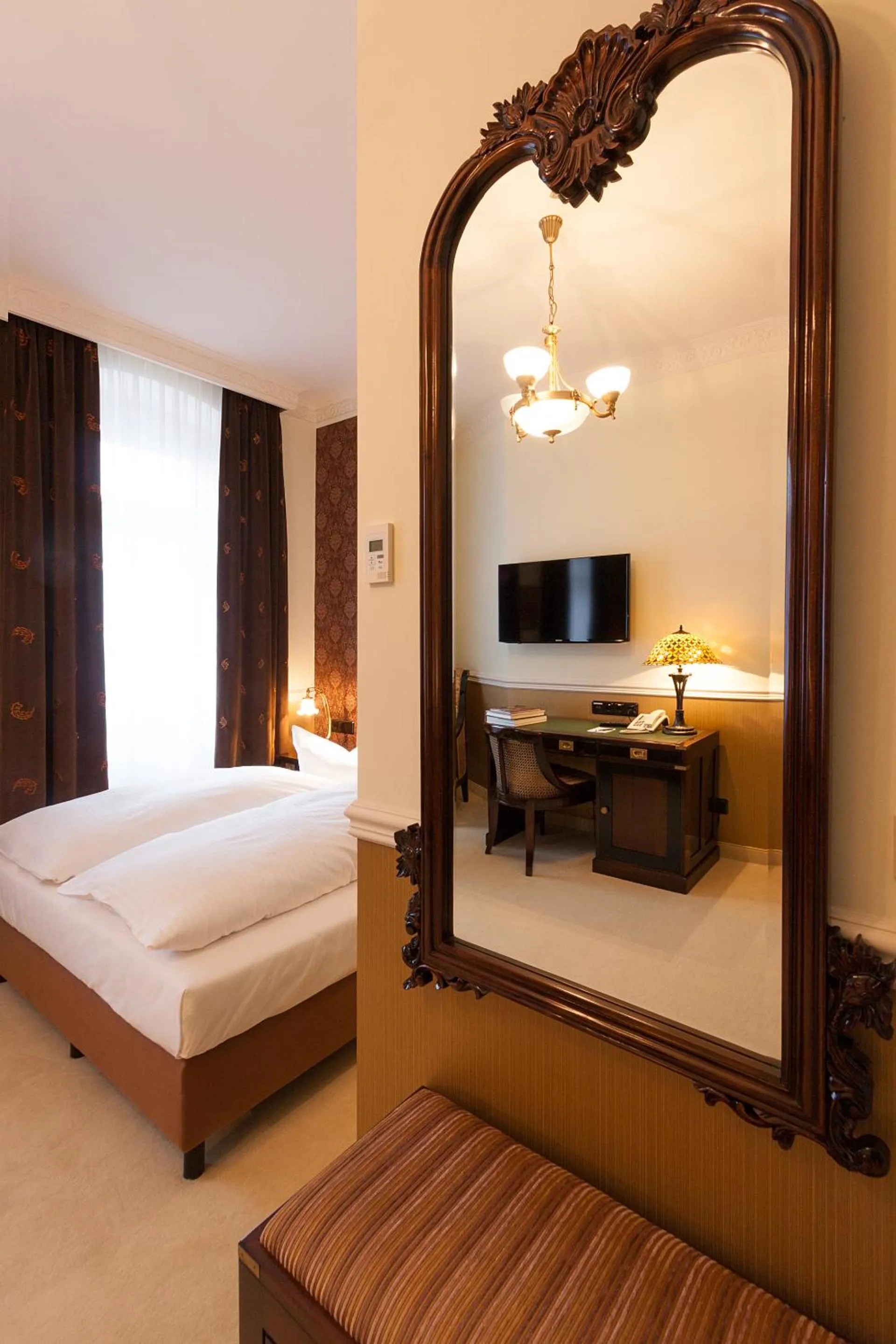 Photo of the whole room, Bed in Myer's Hotel Berlin