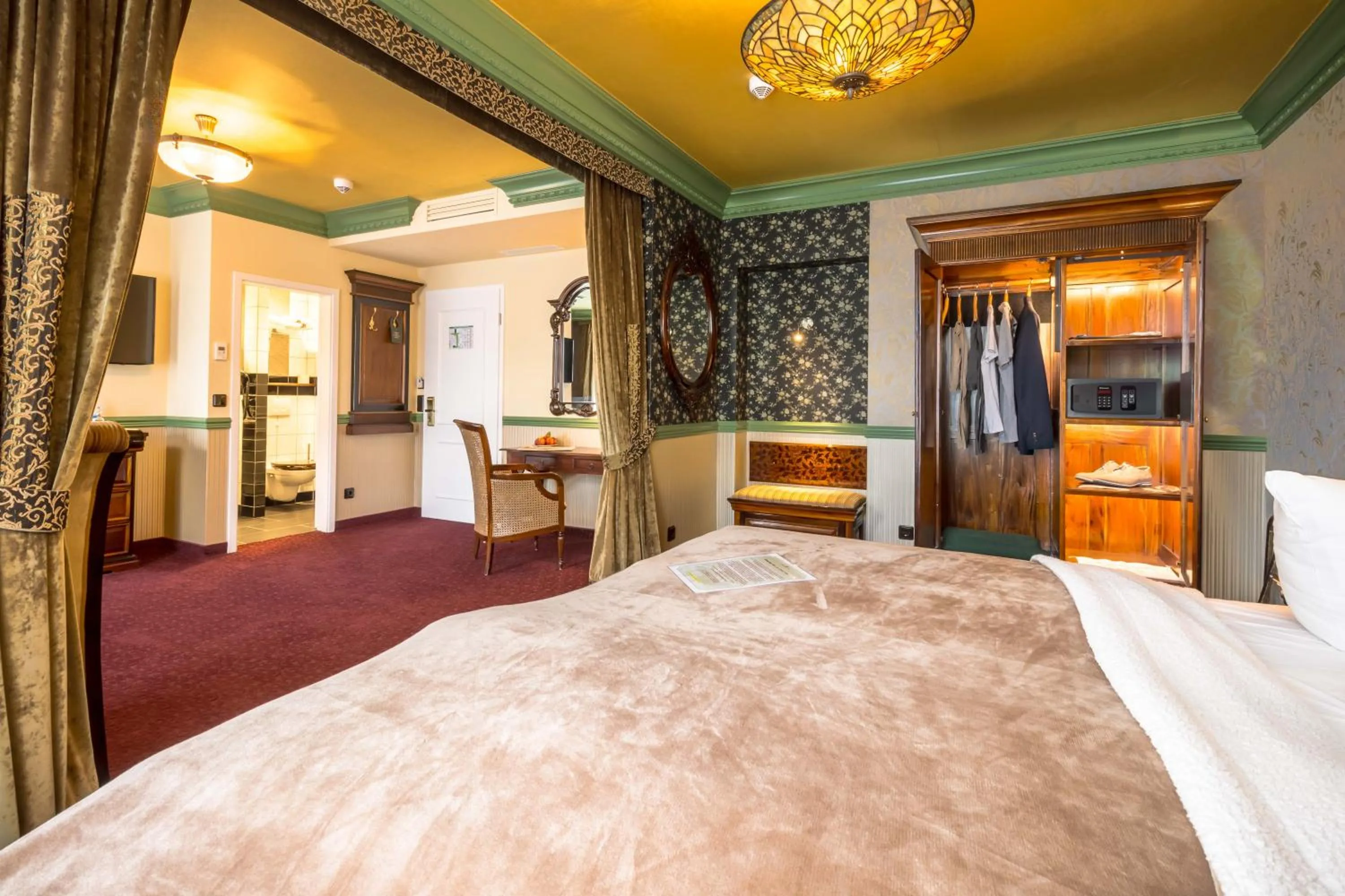 Photo of the whole room, Bed in Myer's Hotel Berlin